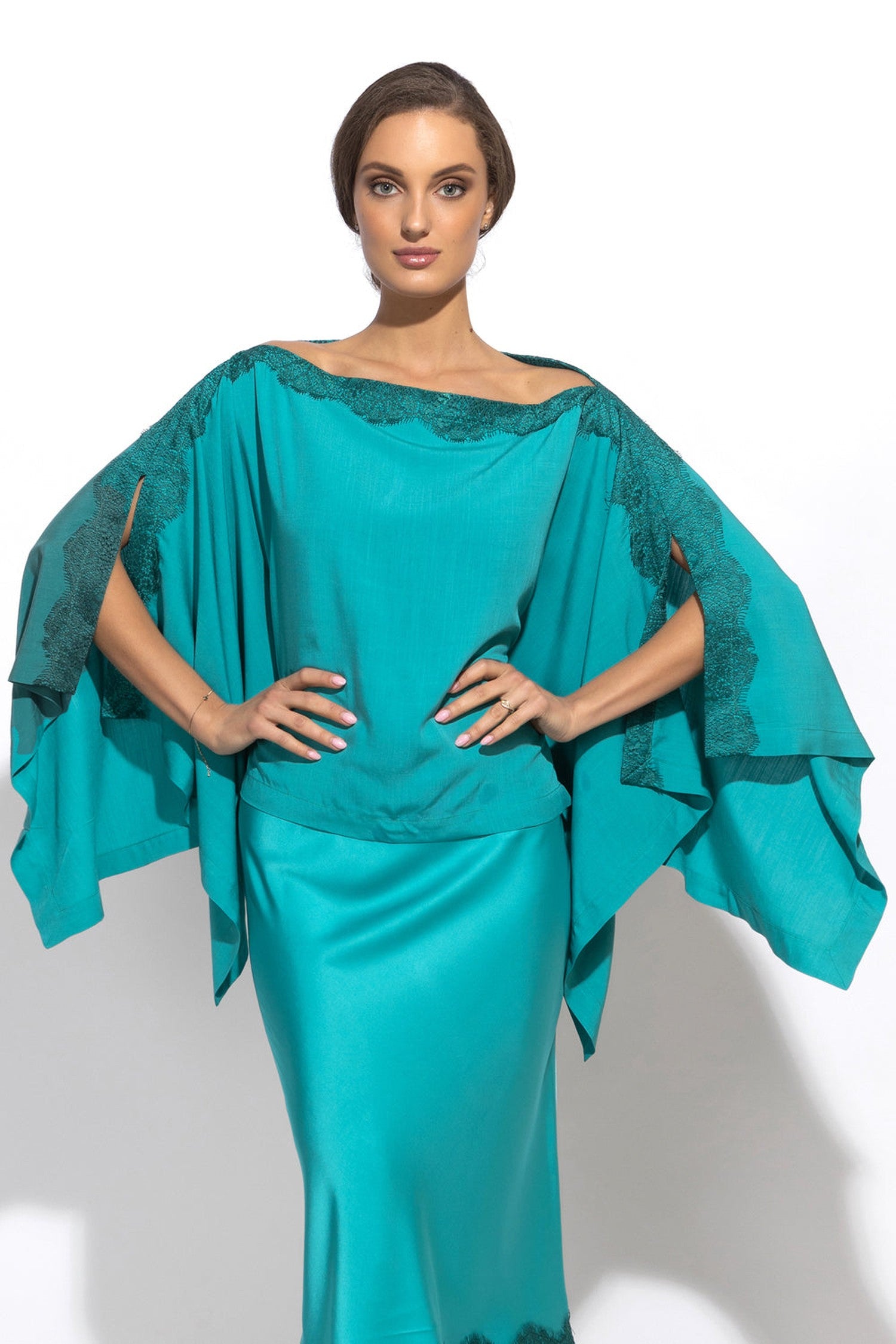 RELAXED VISCOSE TUNIC WITH SIDE SLITS AND LACE IN TURQUOISE - ESSENTIALS JIORO ТУНИКА С ЦЕПКИ И ДЕКОРАЦИЯ ОТ ДАНТЕЛА В ЦВЯТ ТЮРКОАЗ - ESSENTIALS JIORO