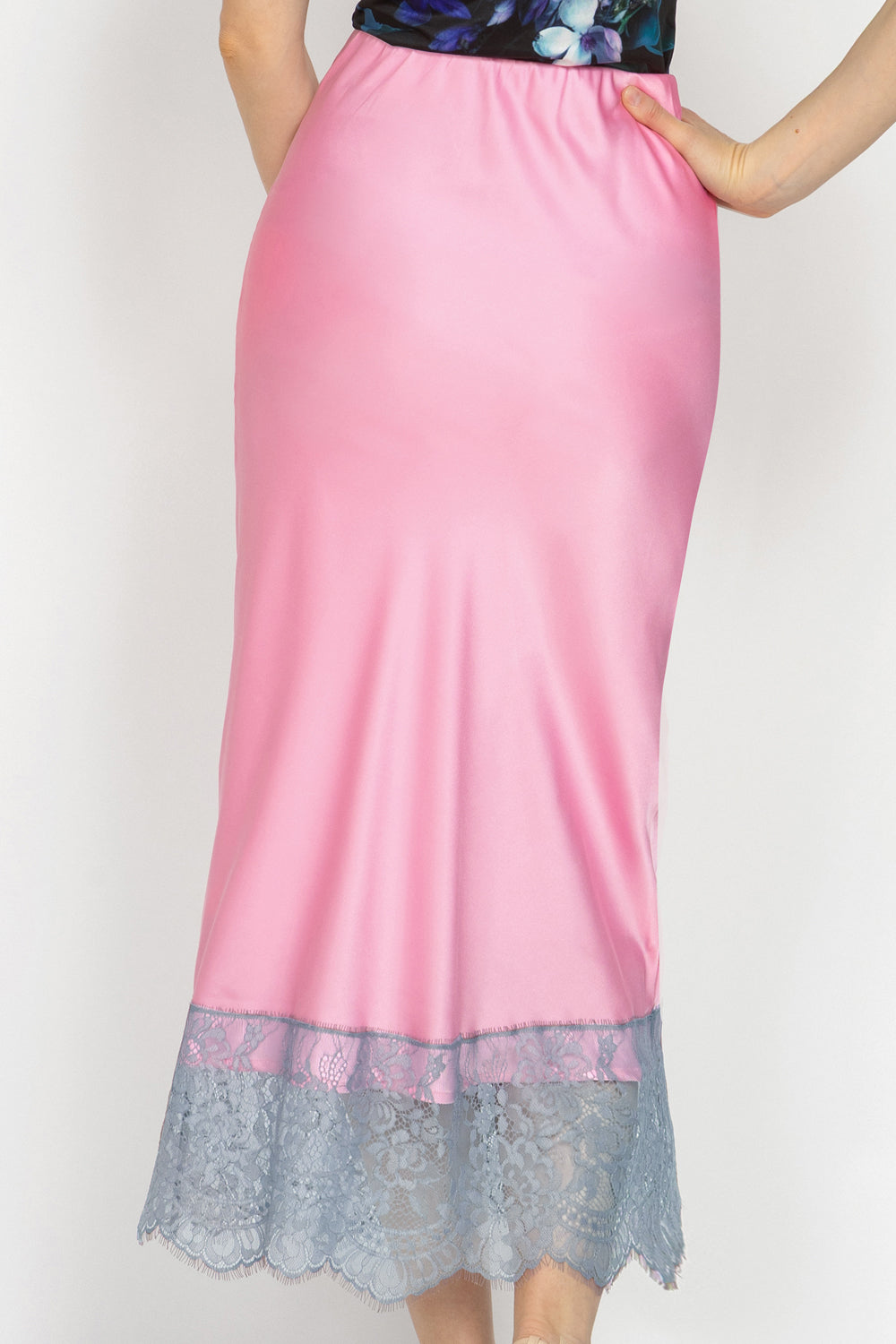 FLARED PINK SKIRT WITH LACE TRIM IN WHITE BLUE - ESSENTIALS JIORO САТЕНЕНА ПОЛА В РОЗОВО С ДАНТЕЛА И ЛАСТИЧЕН КОЛАН - ESSENTIALS JIORO