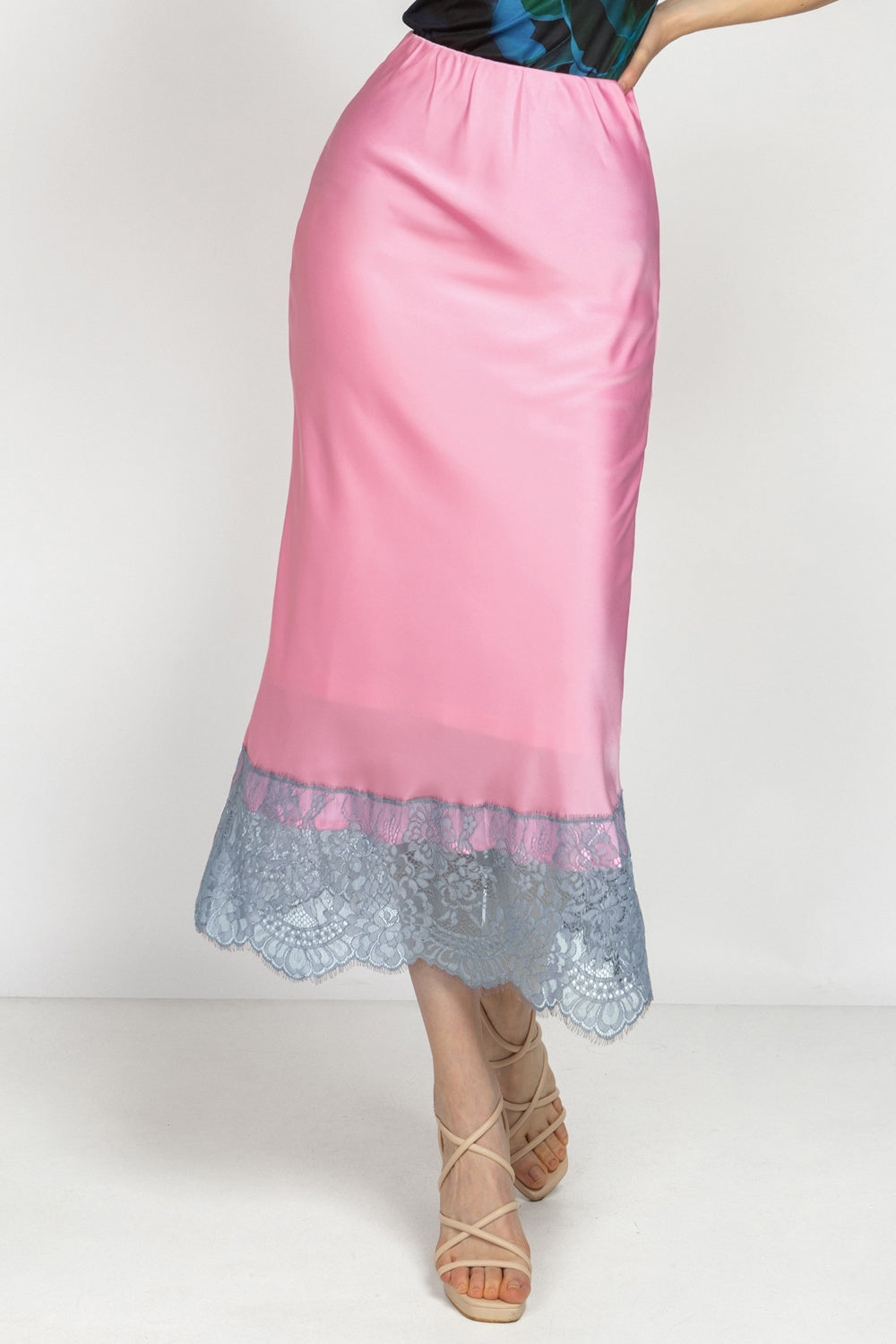 FLARED PINK SKIRT WITH LACE TRIM IN WHITE BLUE - ESSENTIALS JIORO САТЕНЕНА ПОЛА В РОЗОВО С ДАНТЕЛА И ЛАСТИЧЕН КОЛАН - ESSENTIALS JIORO