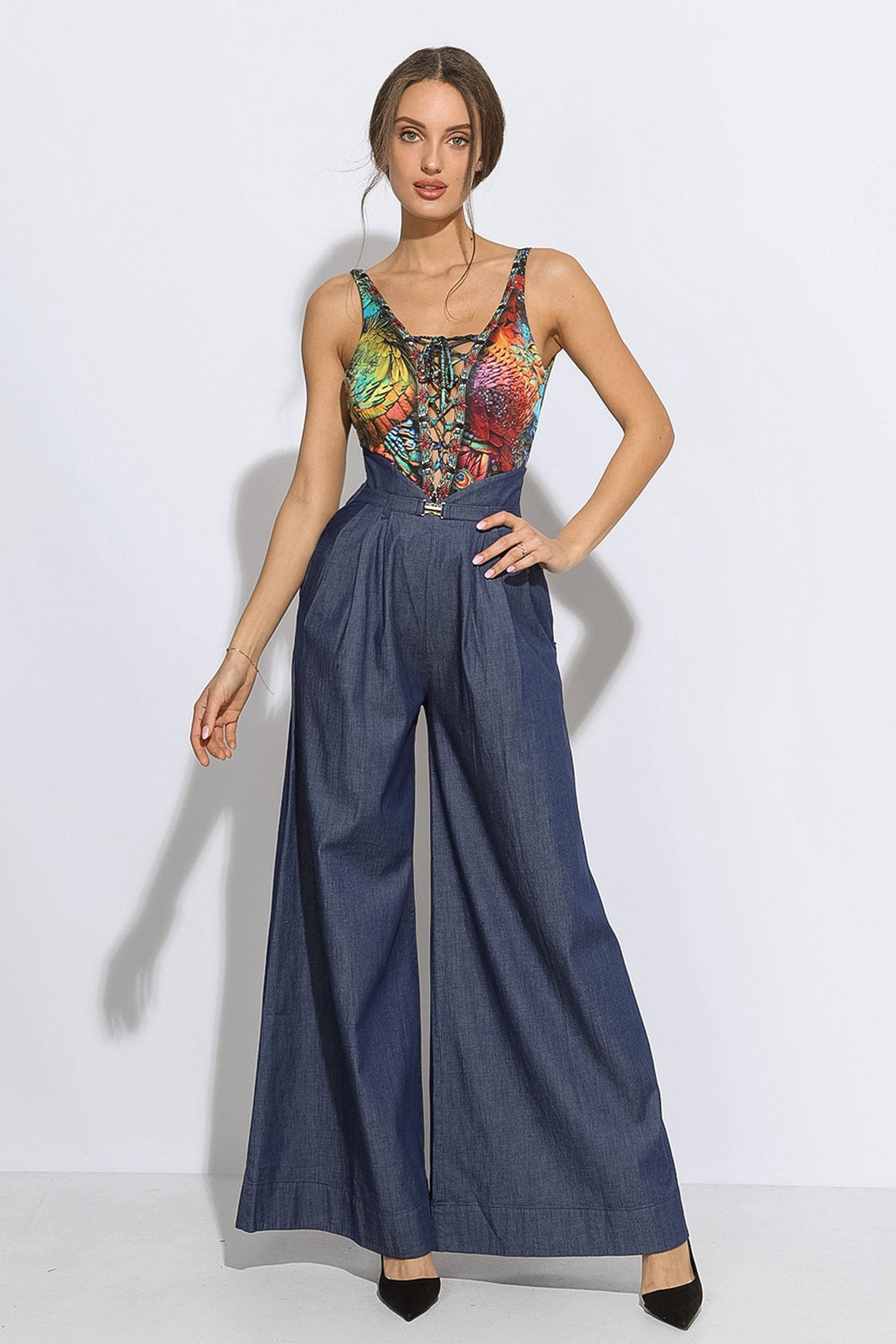 ДЕНИМЕН ПАНТАЛОН С МНОГО ШИРОКИ КРАЧОЛИ И ВИСОКА ТАЛИЯ - ESSENTIALS