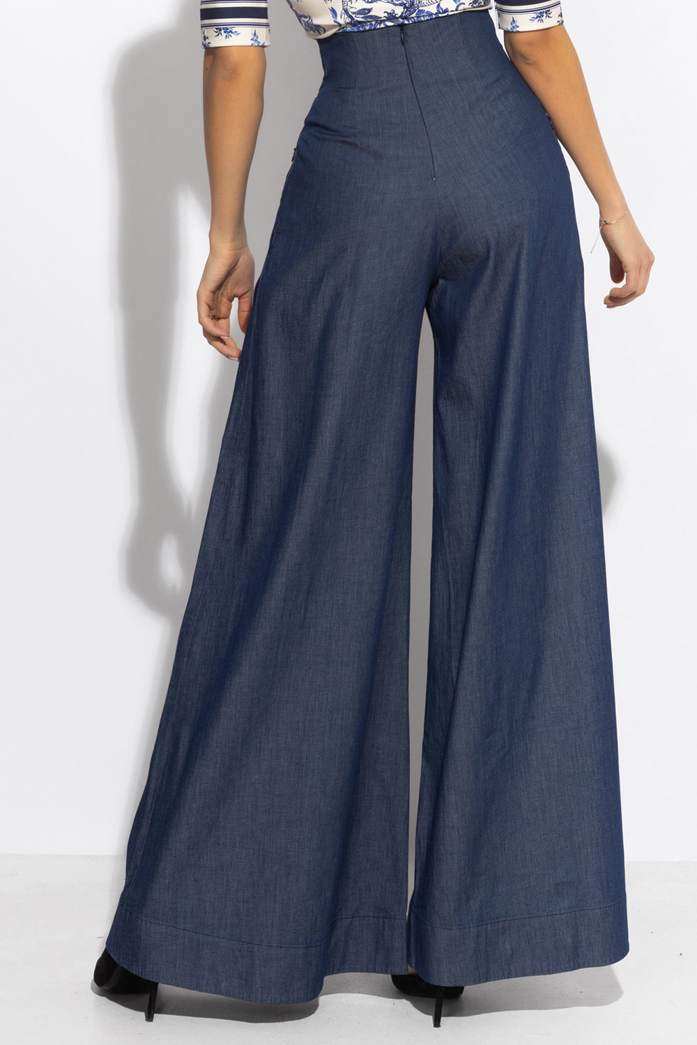 ДЕНИМЕН ПАНТАЛОН С МНОГО ШИРОКИ КРАЧОЛИ И ВИСОКА ТАЛИЯ - ESSENTIALS