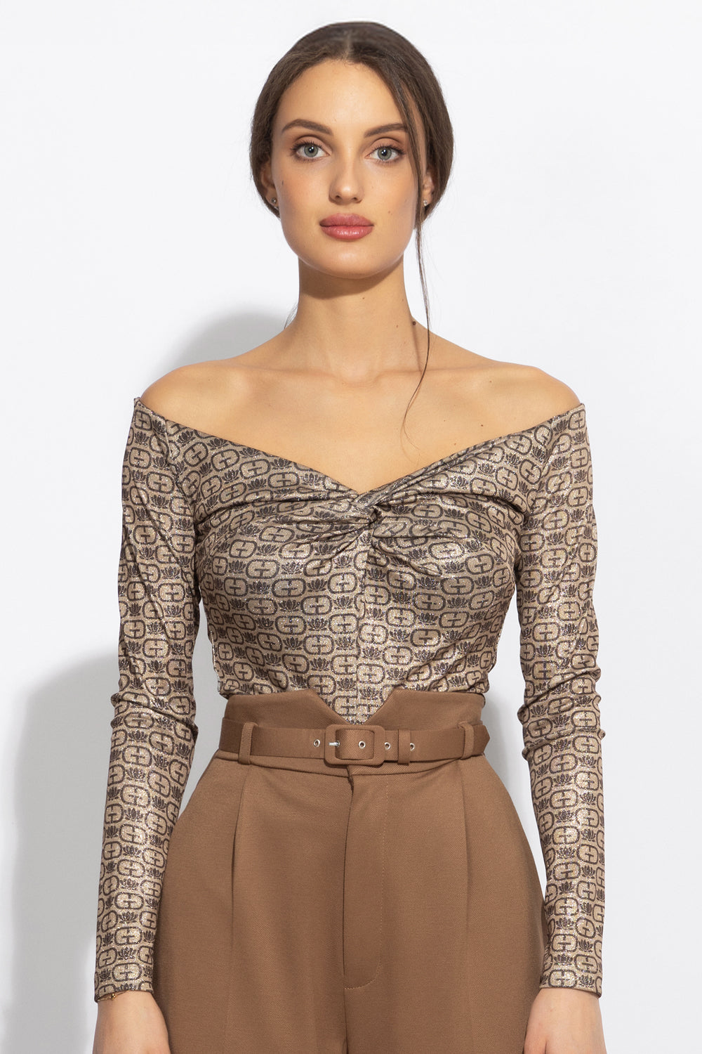 БЛУЗА С ОТВОРЕНИ РАМЕНЕ - DARK BROWN LOGO