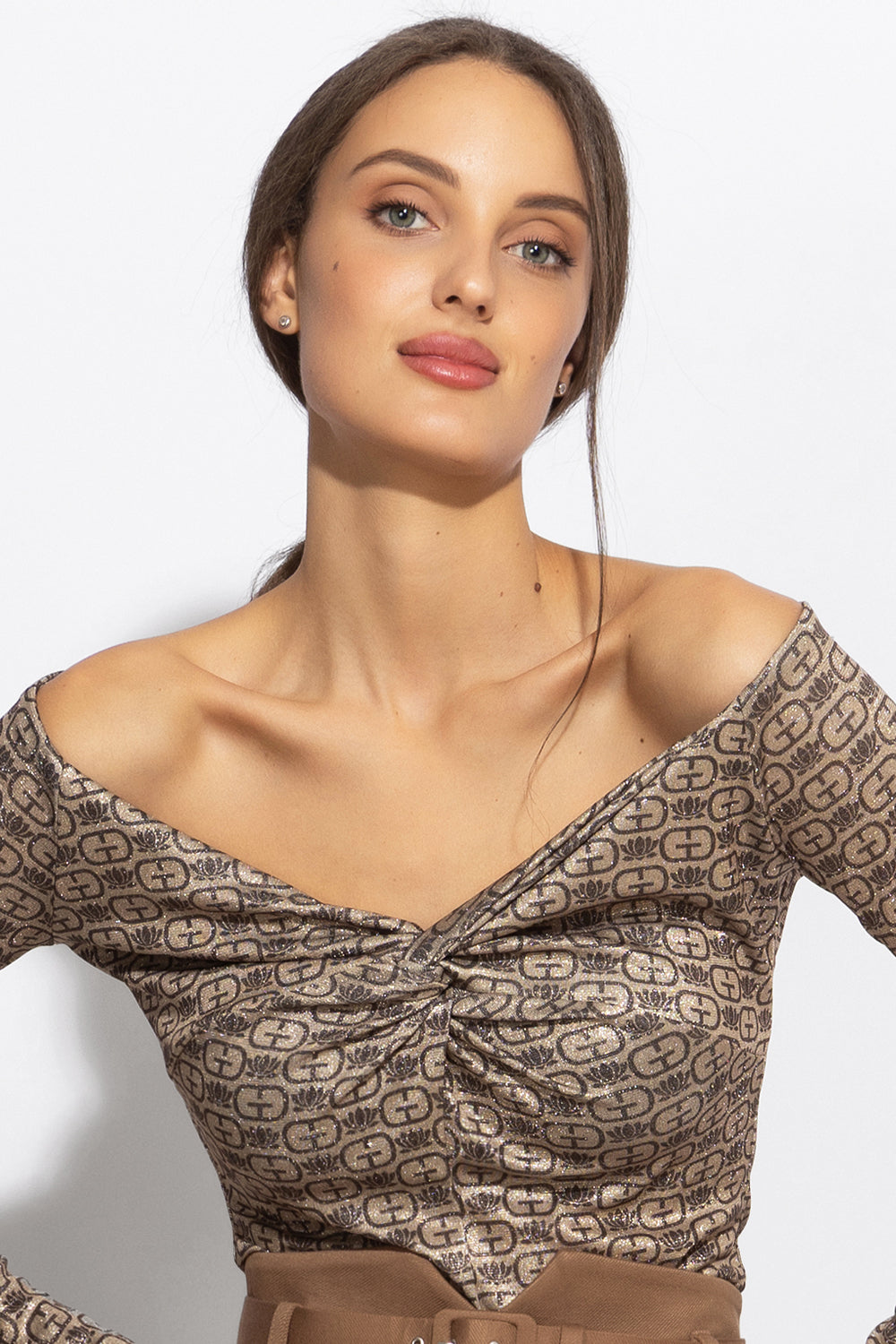 БЛУЗА С ОТВОРЕНИ РАМЕНЕ - DARK BROWN LOGO