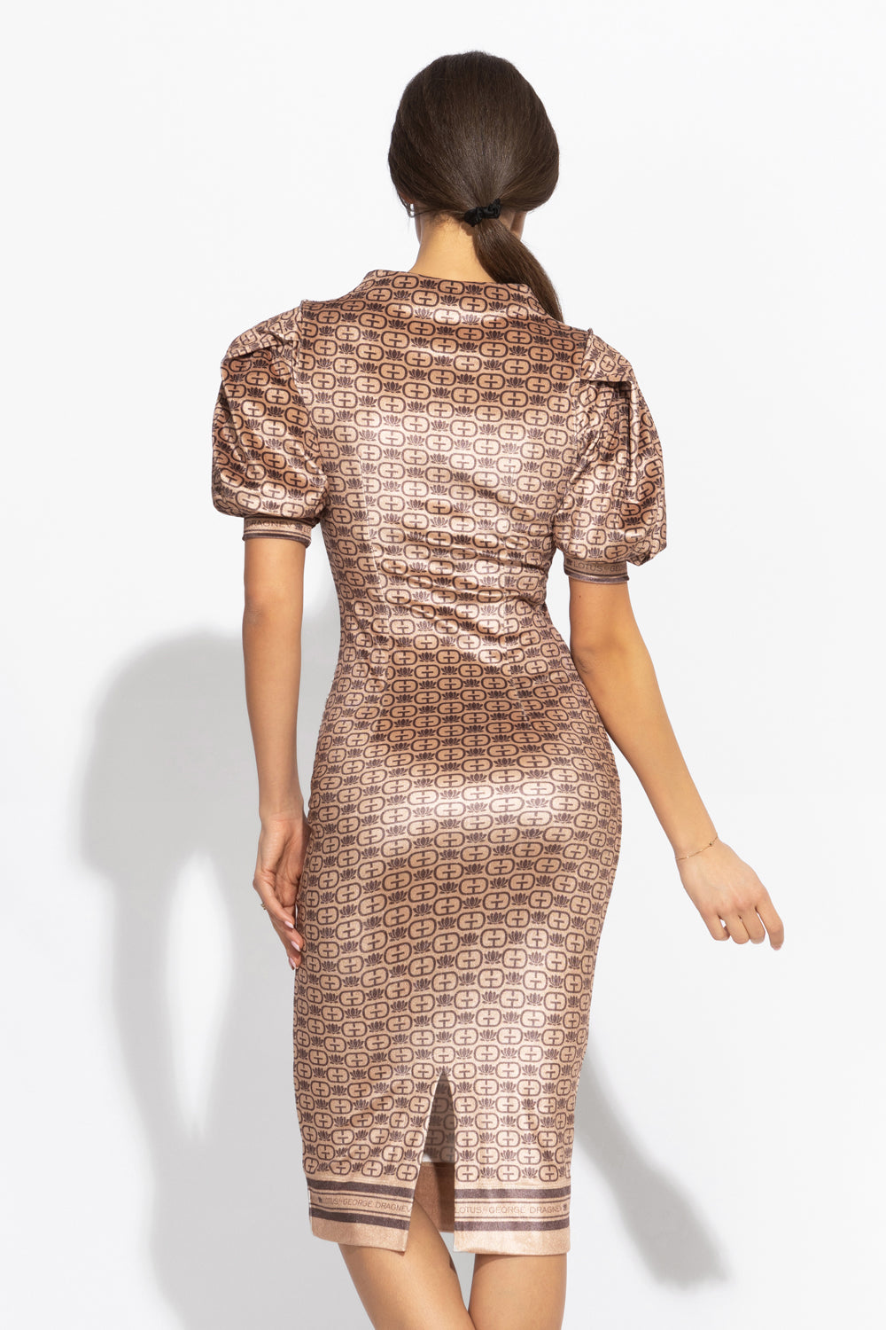 FITTED DRESS MADE OF SMOOTH VELVET - DARK BROWN LOGO