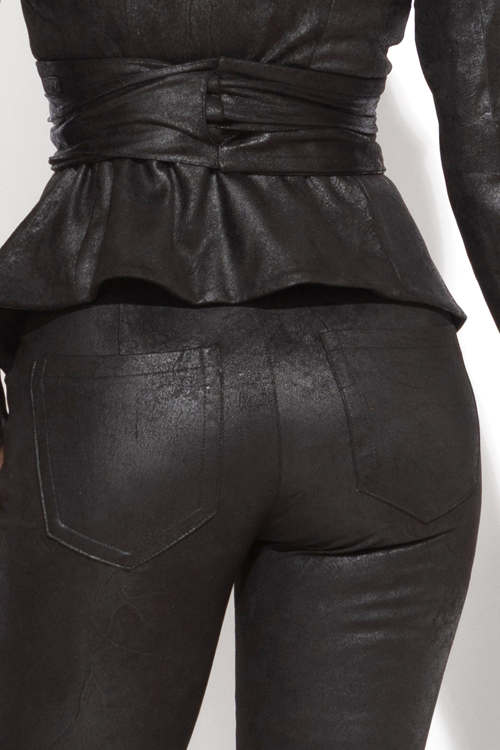 СЛИМ ПАНТАЛОН ОТ ВЕЛУР В ЧЕРНО - ESSENTIALS