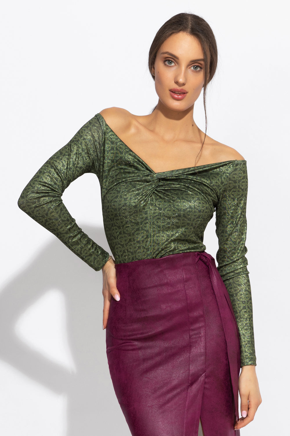 БЛУЗА С ОТВОРЕНИ РАМЕНЕ - EMERALD GREEN LOGO