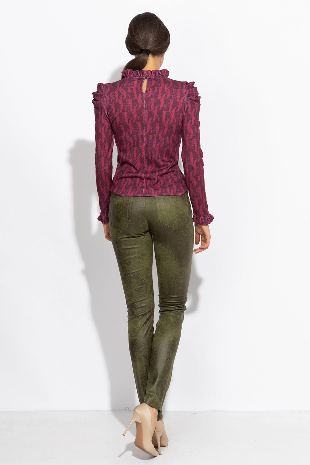 BLOUSE WITH GATHERED NECKLINE AND LOGO PRINT - BURGUNDY LOGO JIORO БЛУЗА ОТ ФИНО ПЛЕТИВО - BURGUNDY LOGO JIORO