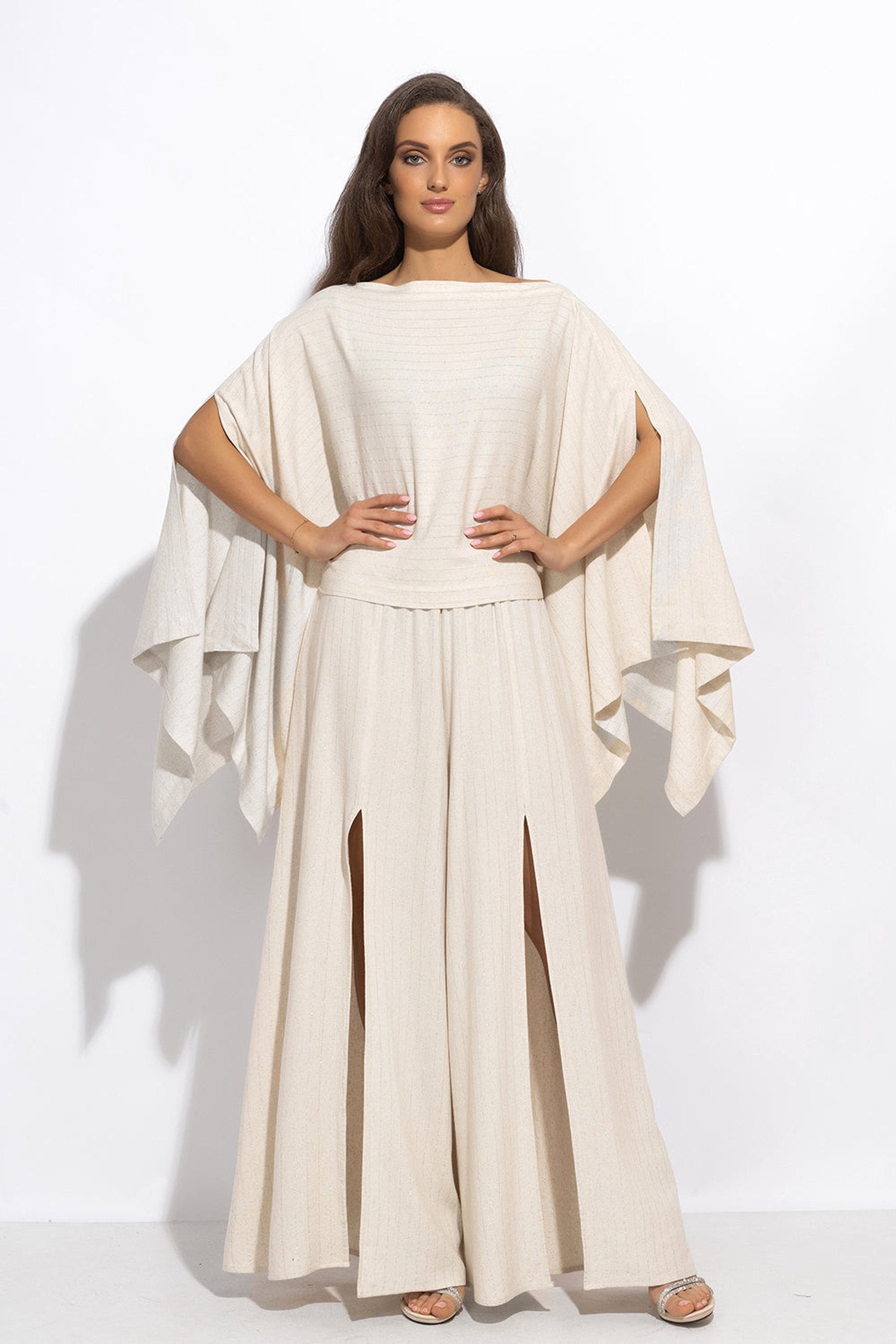 HIGH-WAISTED VISCOSE-LINEN PANTS WITH SLITS IN ECRU STRIPED - ESSENTIALS JIORO ПАНТАЛОН С ВИСОКА ТАЛИЯ ОТ ВИСКОЗА И ЛЕН СЪС СТРАНИЧНИ ЦЕПКИ В ЕКРЮ РАЙЕ - ESSENTIALS JIORO