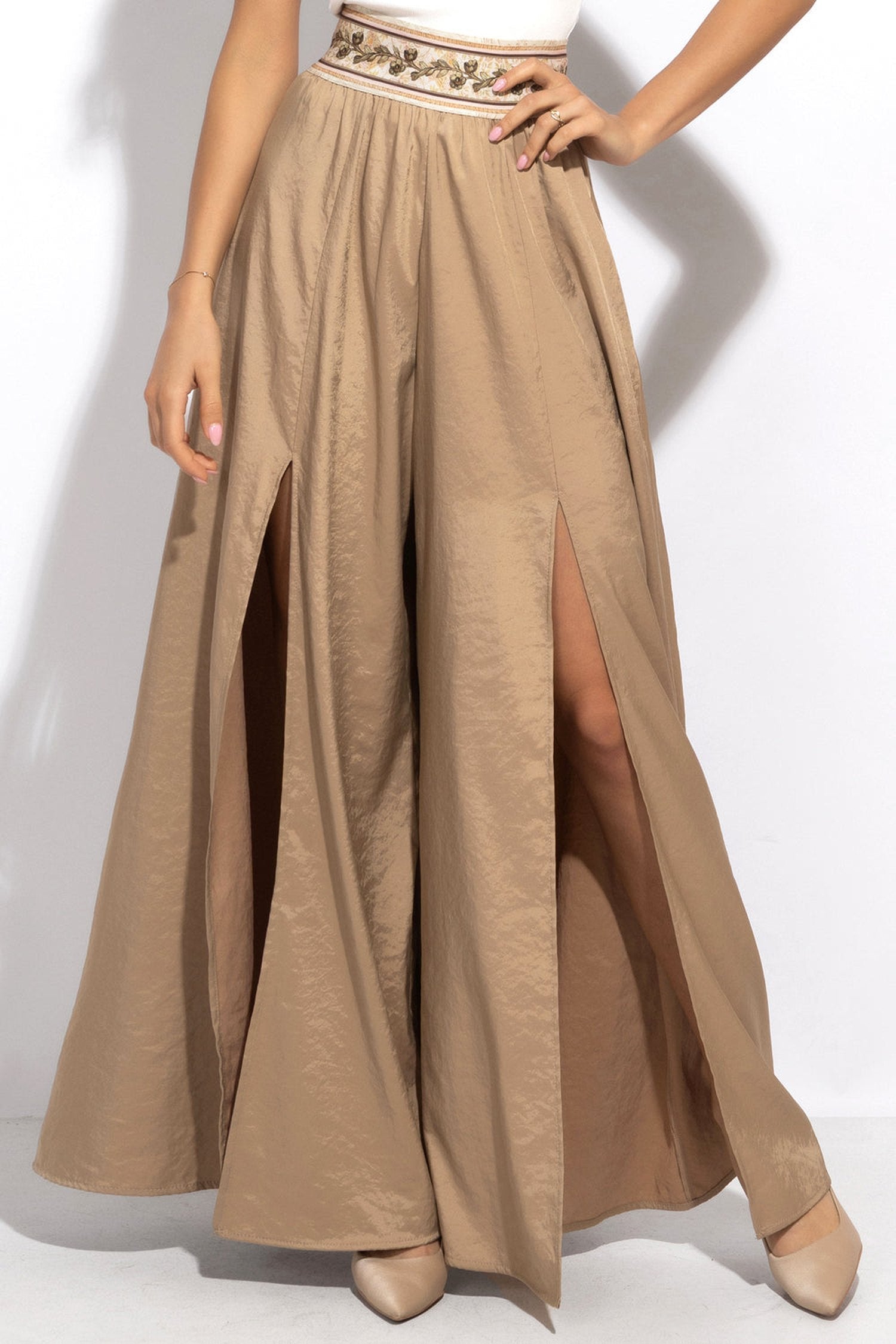 HIGH-WAISTED PANTS CUPRO TOUCH WITH SLITS IN BEIGE - ESSENTIALS JIORO ПАНТАЛОН В БЕЖОВО С ВИСОКА ТАЛИЯ, КУПРО УСЕЩАНЕ И ЦЕПКИ – ESSENTIALS JIORO