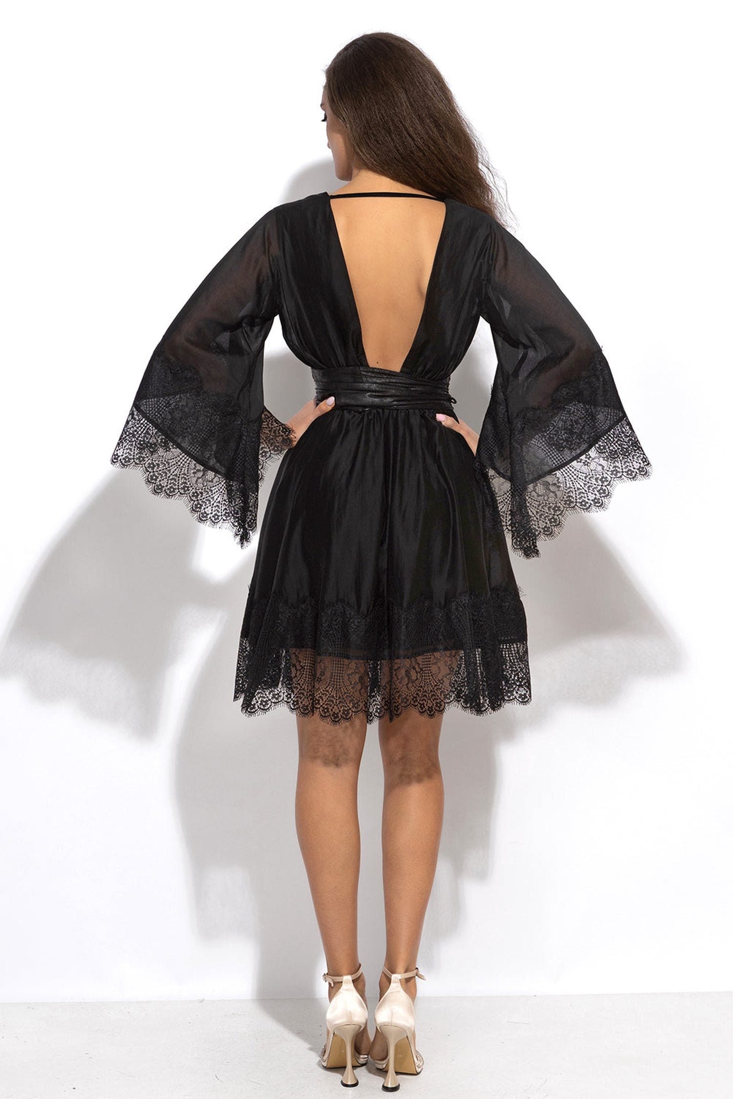 КЪСА РОКЛЯ ОТ ЛИОЦЕЛ С ШИРОК РЪКАВ И ДАНТЕЛА В НЧЕРНО - ESSENTIALS