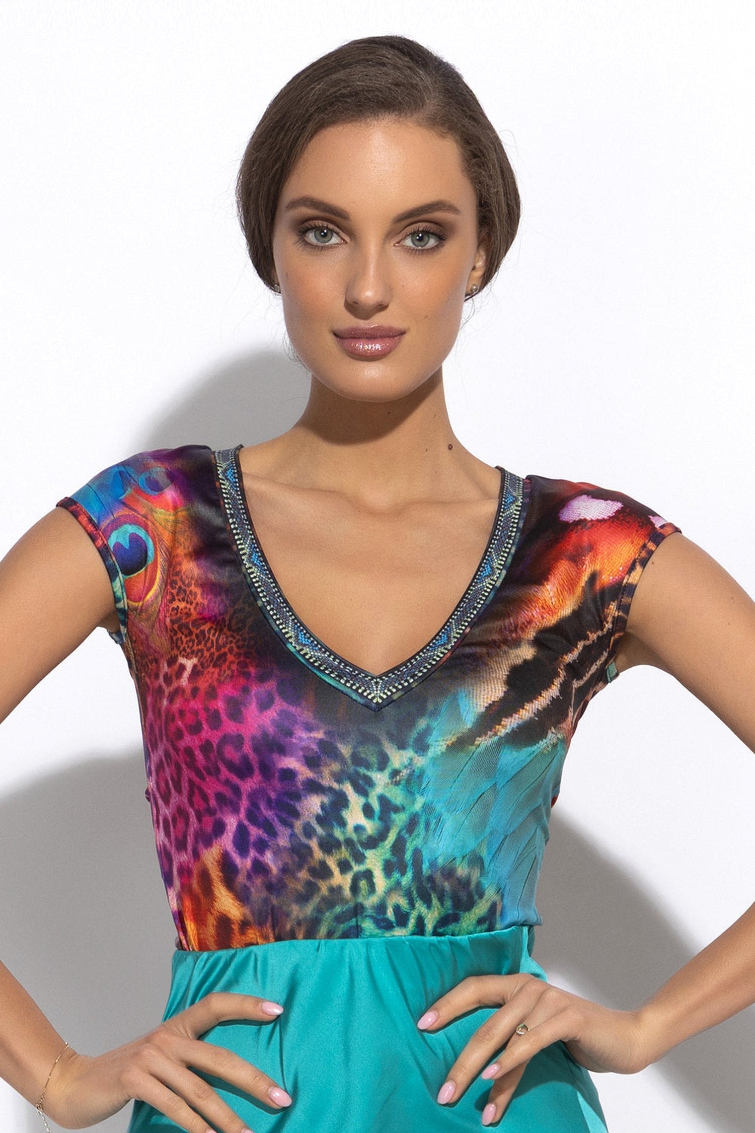 БЕЙСИК ТИШЪРТ С V ДЕКОЛТЕ - LEO NEON WILD