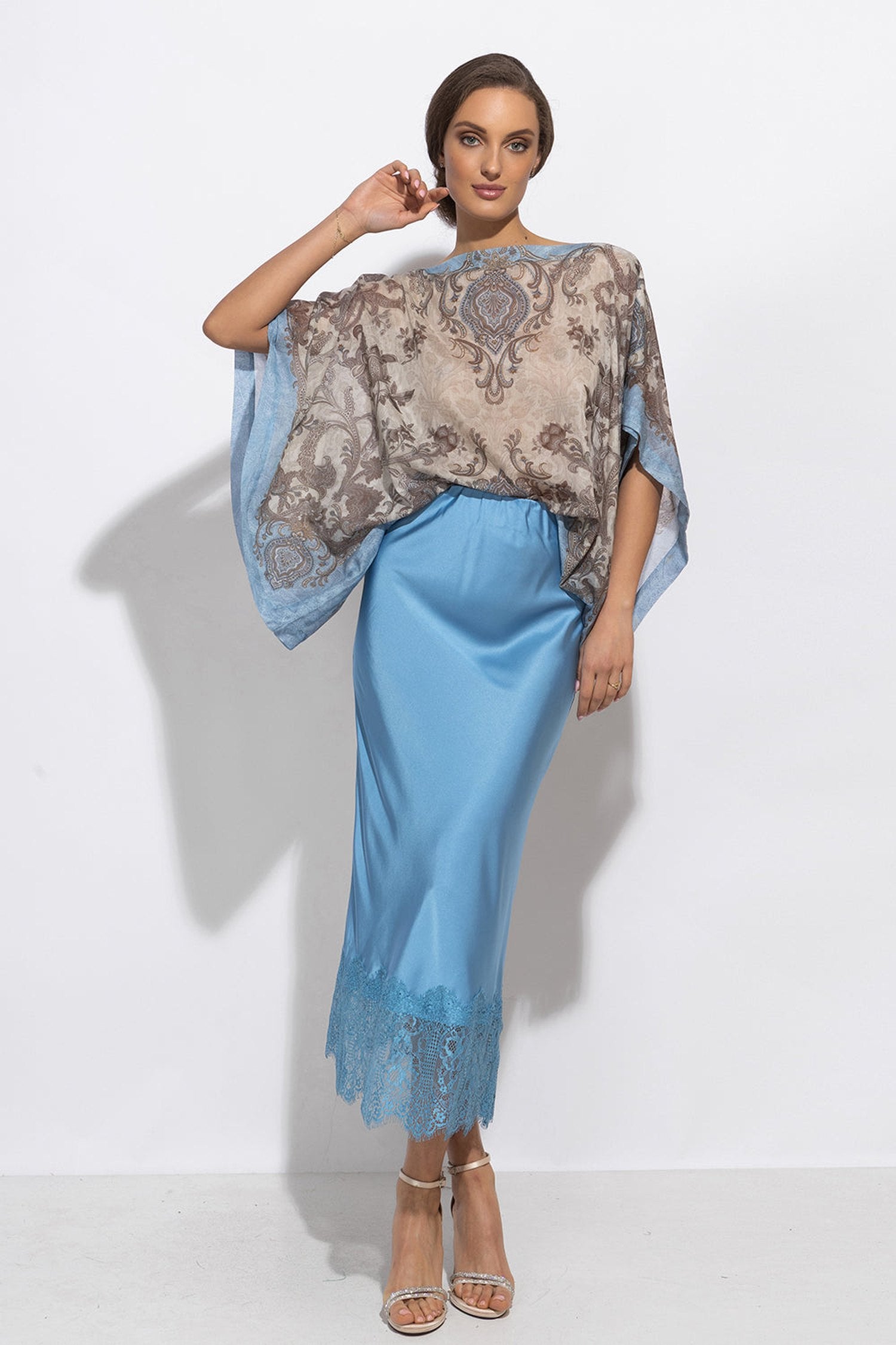 РАЗКРОЕНА ПОЛА С ДАНТЕЛА В НЕБЕСНО СИНЬО – ESSENTIALS