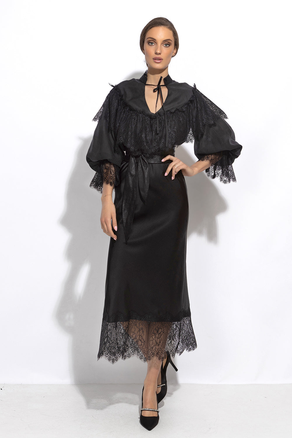 РАЗКРОЕНА ПОЛА С ДАНТЕЛЕН КАНТ В ЧЕРНО – ESSENTIALS