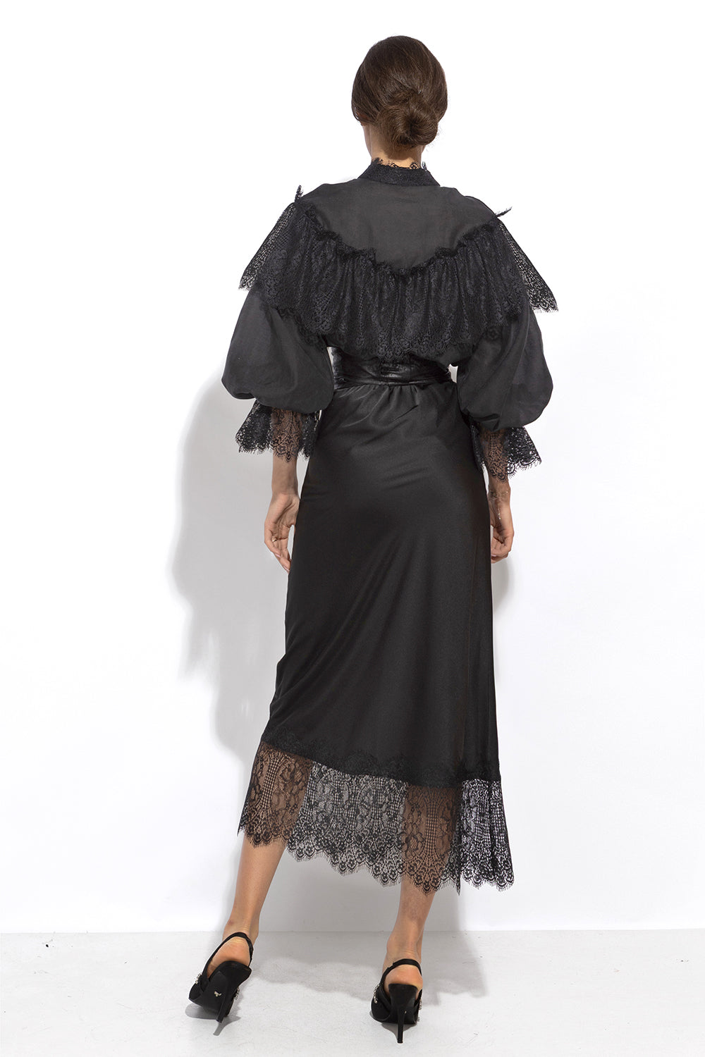 РАЗКРОЕНА ПОЛА С ДАНТЕЛЕН КАНТ В ЧЕРНО – ESSENTIALS