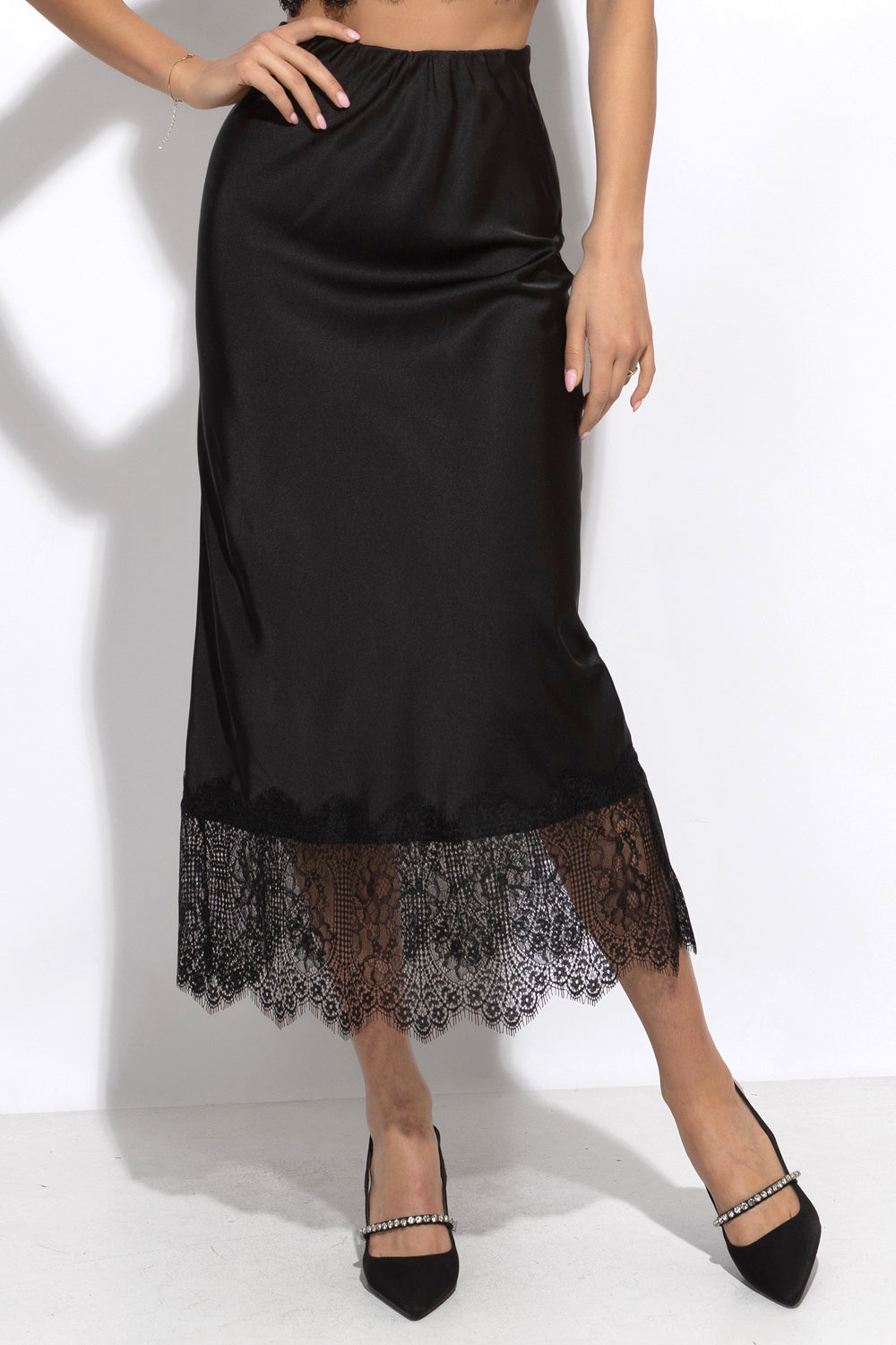 РАЗКРОЕНА ПОЛА С ДАНТЕЛЕН КАНТ В ЧЕРНО – ESSENTIALS