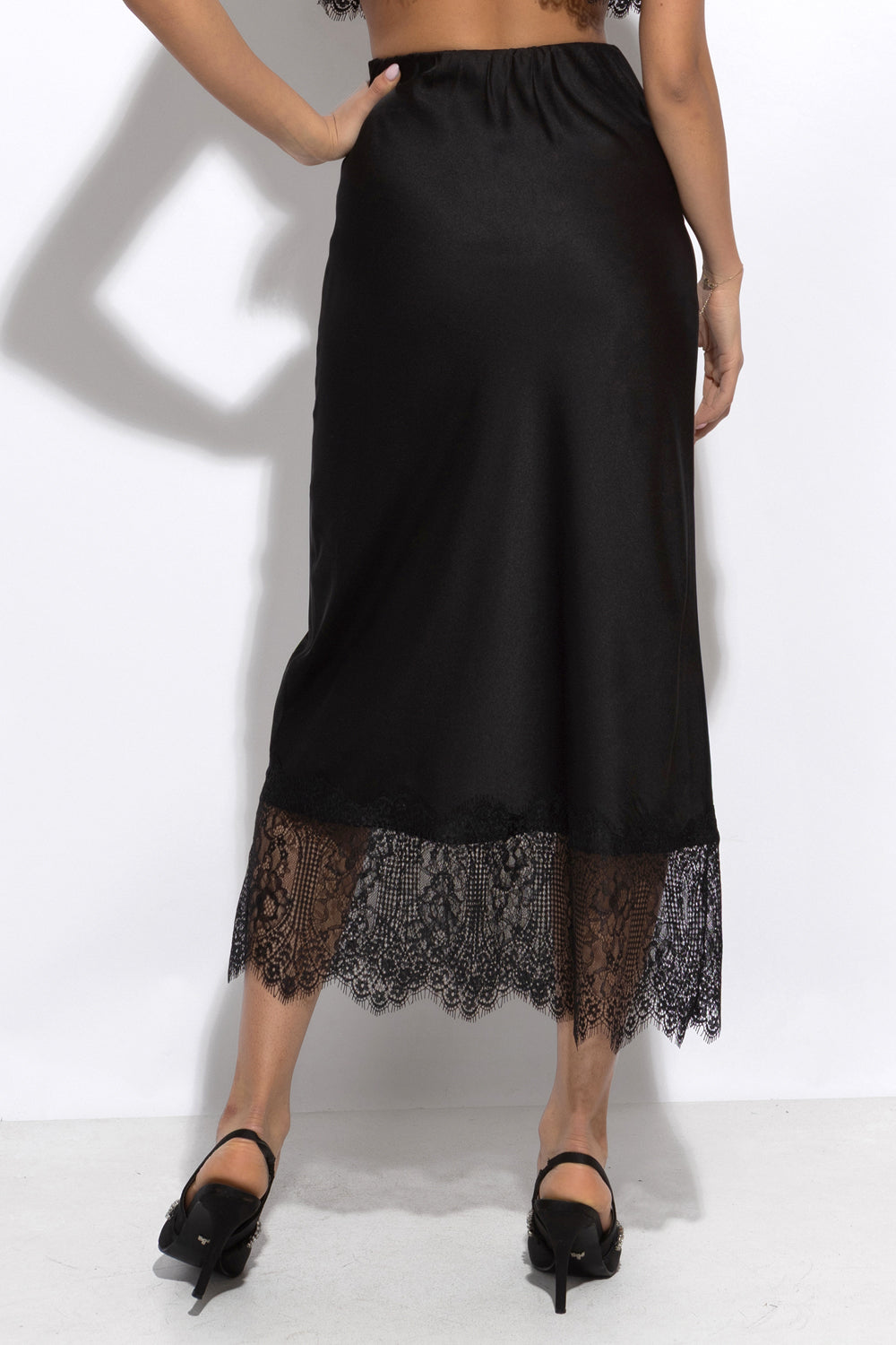 РАЗКРОЕНА ПОЛА С ДАНТЕЛЕН КАНТ В ЧЕРНО – ESSENTIALS