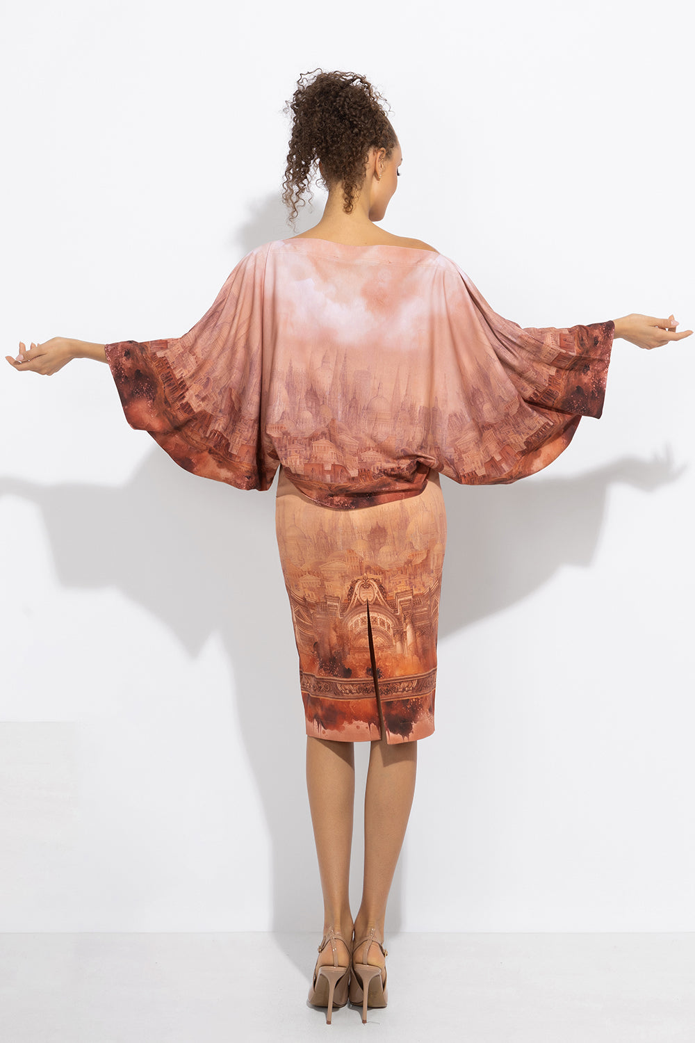 СВОБОДНА БЛУЗА С ПРИЛЕП РЪКАВ - ANCIENT TOWN