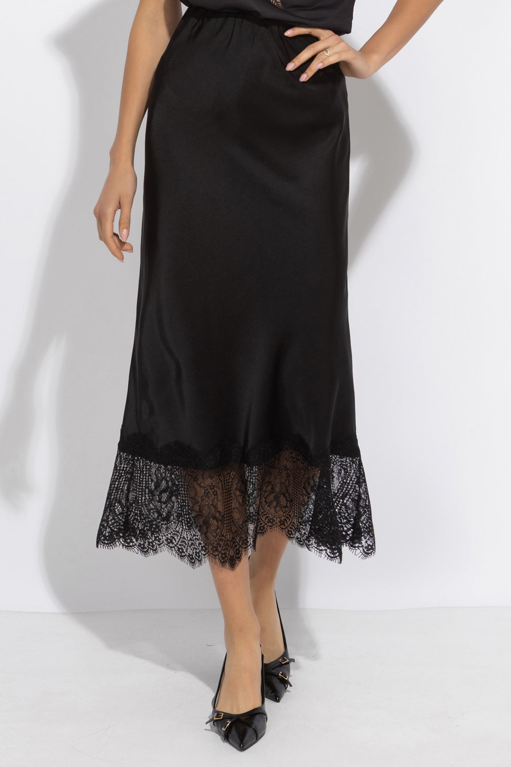 РАЗКРОЕНА ПОЛА С ДАНТЕЛЕН КАНТ В ЧЕРНО – ESSENTIALS