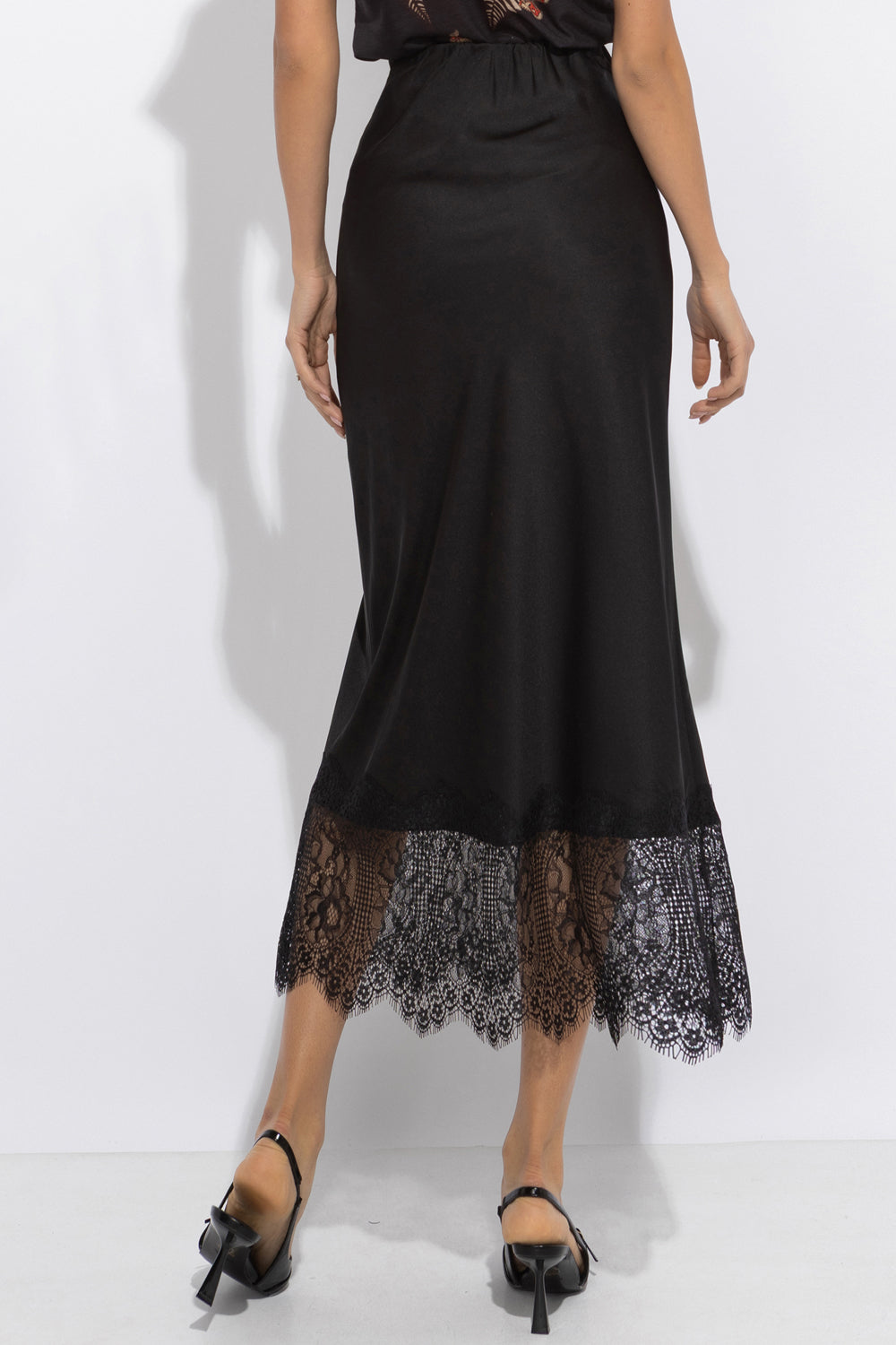 РАЗКРОЕНА ПОЛА С ДАНТЕЛЕН КАНТ В ЧЕРНО – ESSENTIALS