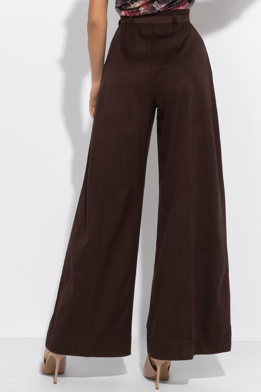 HIGH-WAISTED WIDE-LEG PANTS IN SUEDE-EFFECT DARK BROWN - ESSENTIALS JIORO ПАНТАЛОН С ВИСОКА ТАЛИЯ И ШИРОКИ КРАЧОЛИ С ЕФЕКТ НА ВЕЛУР В КАФЯВО - ESSENTIALS JIORO