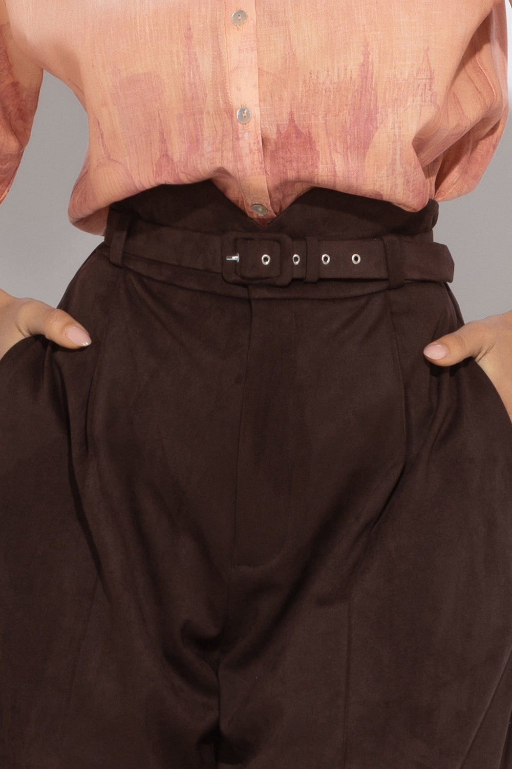 HIGH-WAISTED WIDE-LEG PANTS IN SUEDE-EFFECT DARK BROWN - ESSENTIALS JIORO ПАНТАЛОН С ВИСОКА ТАЛИЯ И ШИРОКИ КРАЧОЛИ С ЕФЕКТ НА ВЕЛУР В КАФЯВО - ESSENTIALS JIORO