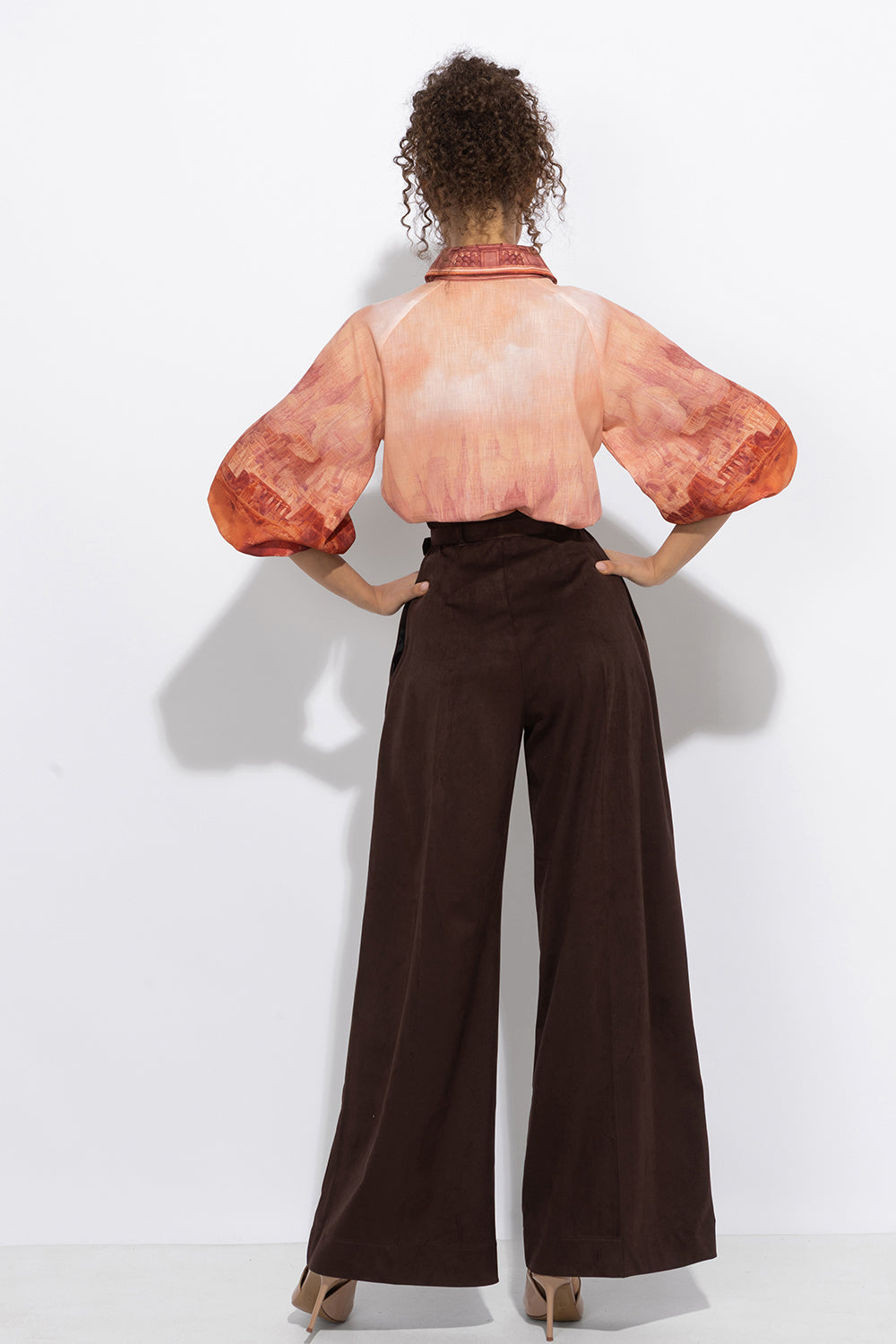 HIGH-WAISTED WIDE-LEG PANTS IN SUEDE-EFFECT DARK BROWN - ESSENTIALS JIORO ПАНТАЛОН С ВИСОКА ТАЛИЯ И ШИРОКИ КРАЧОЛИ С ЕФЕКТ НА ВЕЛУР В КАФЯВО - ESSENTIALS JIORO