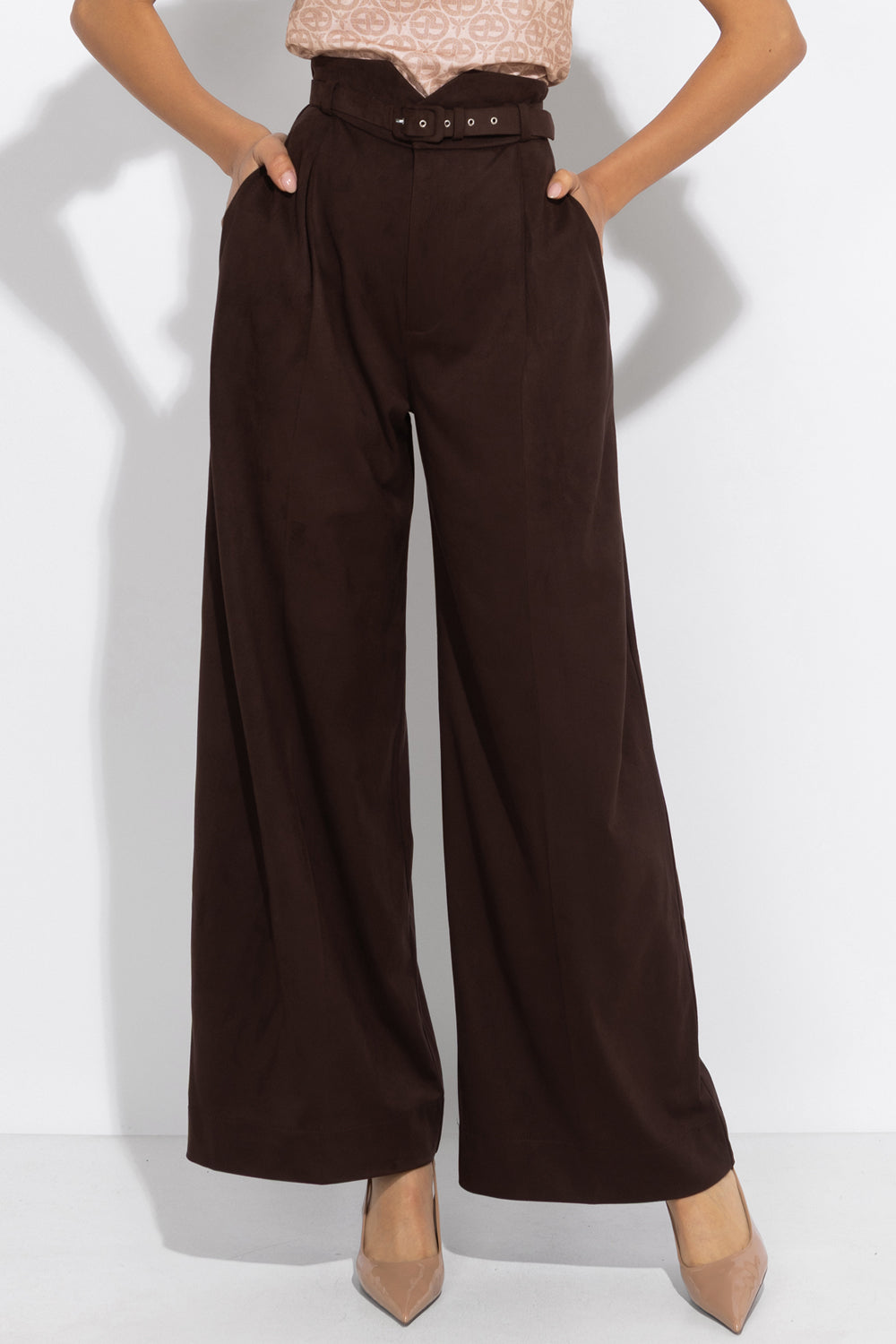 HIGH-WAISTED WIDE-LEG PANTS IN SUEDE-EFFECT DARK BROWN - ESSENTIALS JIORO ПАНТАЛОН С ВИСОКА ТАЛИЯ И ШИРОКИ КРАЧОЛИ С ЕФЕКТ НА ВЕЛУР В КАФЯВО - ESSENTIALS JIORO