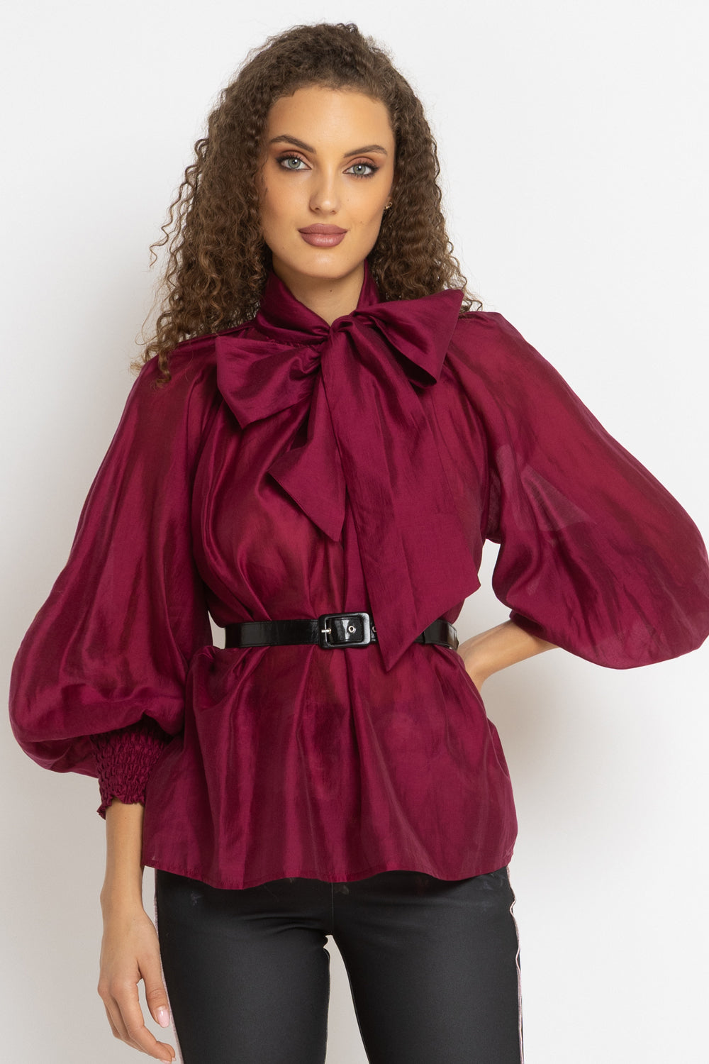 BOHEMIAN BURGUNDY BLOUSE WITH PUFF SLEEVES AND TIE-FRONT COLLAR - ESSENTIALS JIORO БОХЕМСКА РИЗА С БУФАН РЪКАВИ И ЯКА С ВРЪЗКИ В БУРГУНДИ - ESSENTIALS JIORO