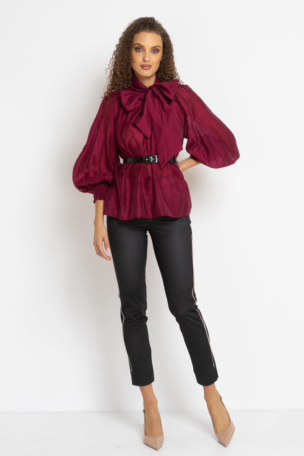 BOHEMIAN BURGUNDY BLOUSE WITH PUFF SLEEVES AND TIE-FRONT COLLAR - ESSENTIALS JIORO БОХЕМСКА РИЗА С БУФАН РЪКАВИ И ЯКА С ВРЪЗКИ В БУРГУНДИ - ESSENTIALS JIORO