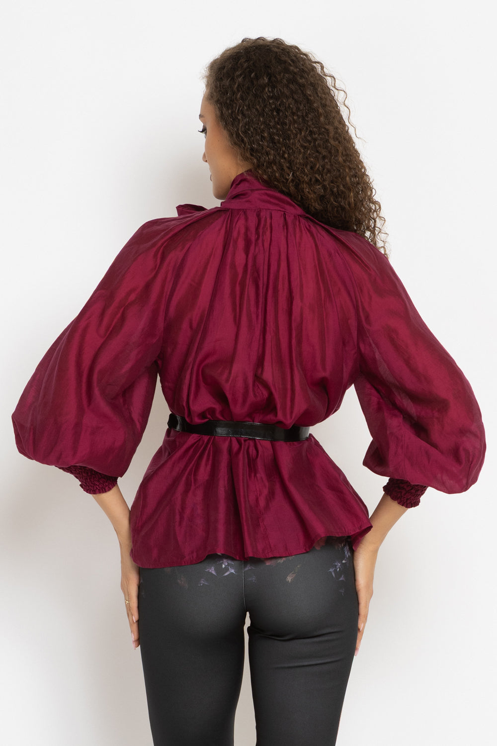 BOHEMIAN BURGUNDY BLOUSE WITH PUFF SLEEVES AND TIE-FRONT COLLAR - ESSENTIALS JIORO БОХЕМСКА РИЗА С БУФАН РЪКАВИ И ЯКА С ВРЪЗКИ В БУРГУНДИ - ESSENTIALS JIORO
