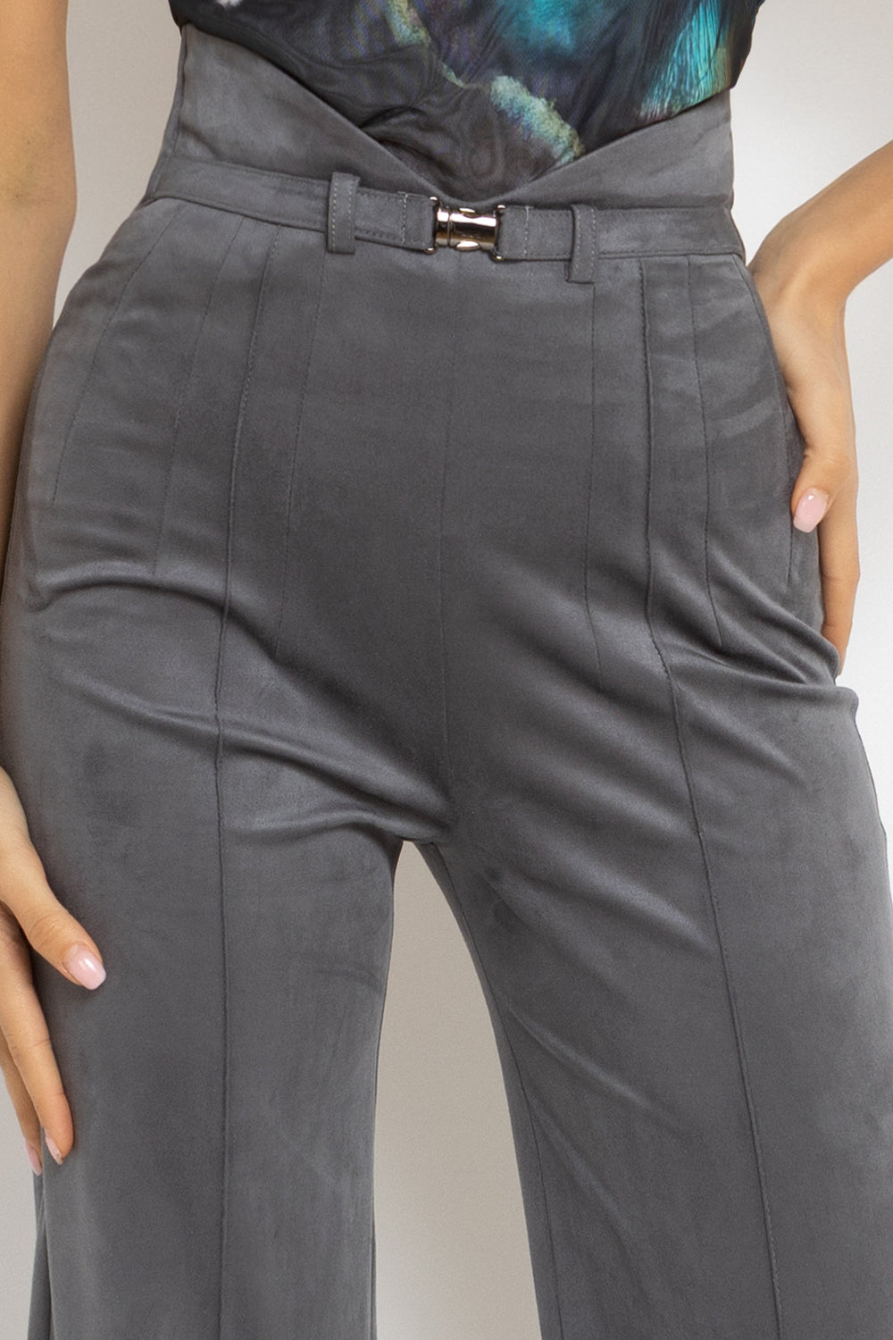 HIGH WAIST WIDE LEG PANTS IN GREY SUEDE - ESSENTIALS JIORO ПАНТАЛОН С ВИСОКА ТАЛИЯ И ШИРОК КРАЧОЛ ОТ СИВ ВЕЛУР - ESSENTIALS JIORO