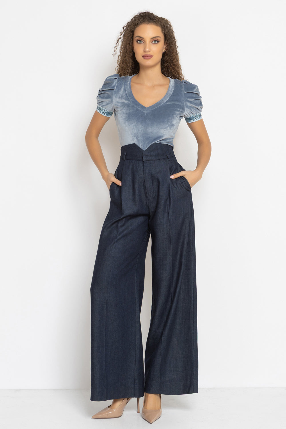 VELVET BLOUSE WITH PUFF SLEEVES AND V-NECKLINE IN STEEL GREY - ESSENTIALS JIORO БЛУЗА ОТ КАДИФЕ С НАБРАН КЪС РЪКАВ И V ДЕКОЛТЕ В СТОМАНЕНО СИВО - ESSENTIALS JIORO