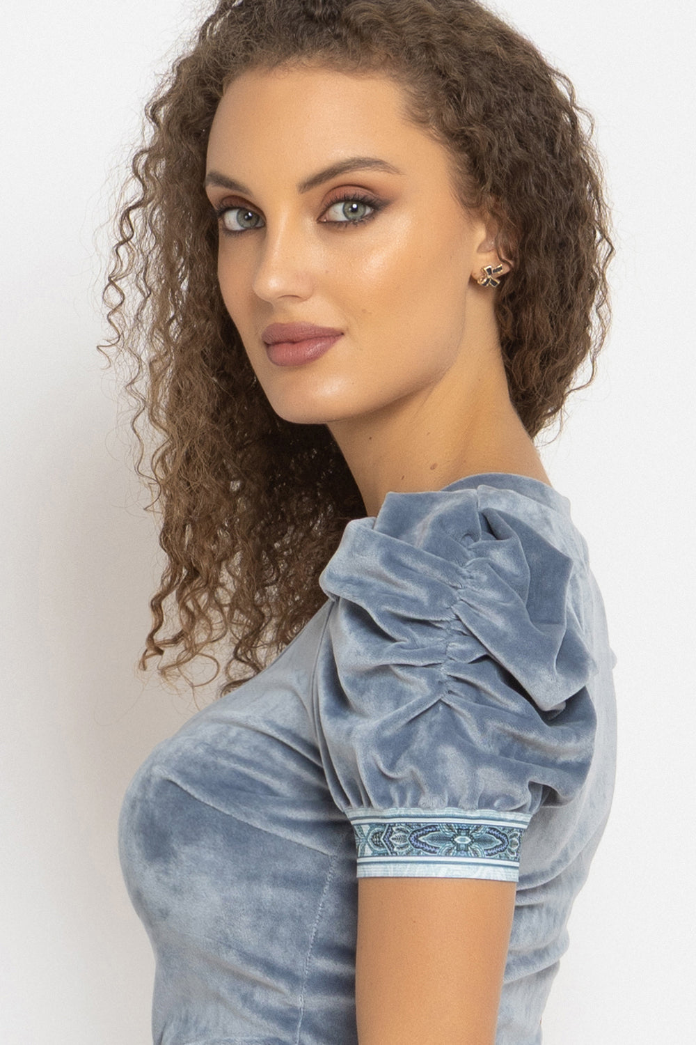 VELVET BLOUSE WITH PUFF SLEEVES AND V-NECKLINE IN STEEL GREY - ESSENTIALS JIORO БЛУЗА ОТ КАДИФЕ С НАБРАН КЪС РЪКАВ И V ДЕКОЛТЕ В СТОМАНЕНО СИВО - ESSENTIALS JIORO