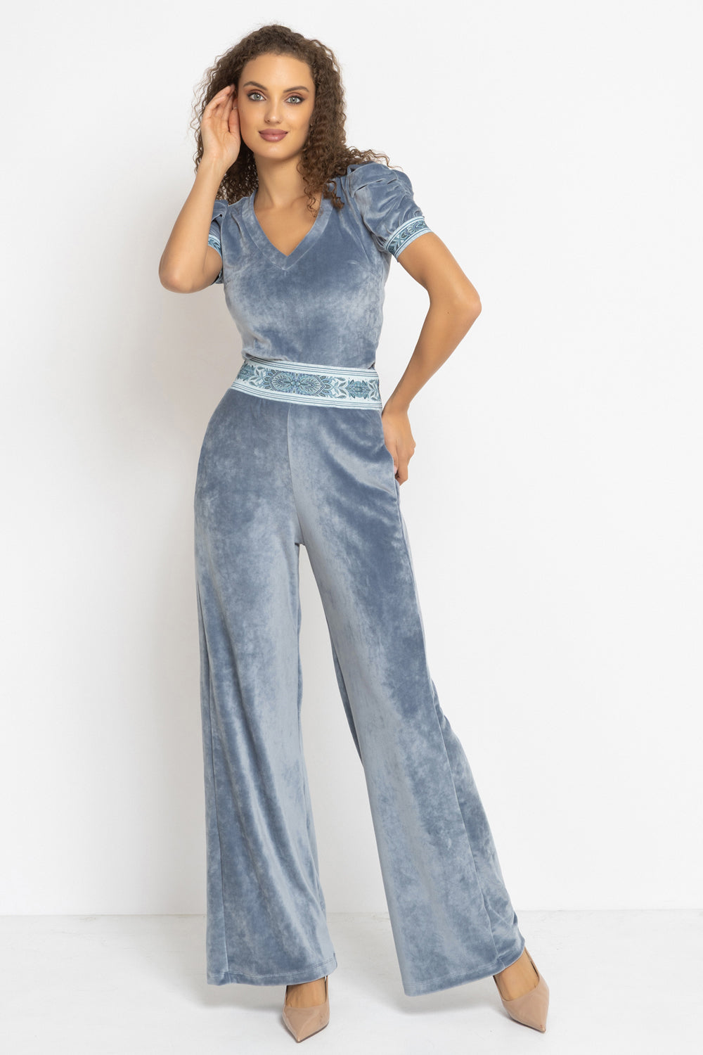 VELVET BLOUSE WITH PUFF SLEEVES AND V-NECKLINE IN STEEL GREY - ESSENTIALS JIORO БЛУЗА ОТ КАДИФЕ С НАБРАН КЪС РЪКАВ И V ДЕКОЛТЕ В СТОМАНЕНО СИВО - ESSENTIALS JIORO