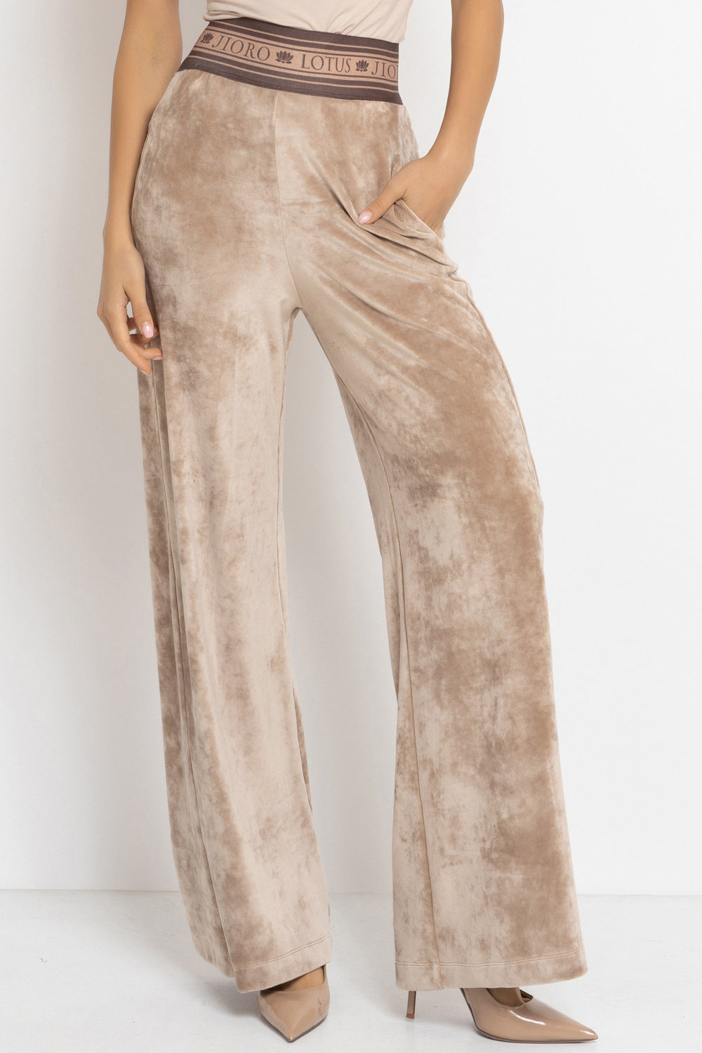VELVET WIDE-LEG TROUSERS WITH ELASTIC WAIST IN BEIGE - ESSENTIALS JIORO ПАНТАЛОН ОТ КАДИФЕ С ШИРОК КРАЧОЛ И ЛАСТИК В ТАЛИЯ В БЕЖОВО - ESSENTIALS JIORO