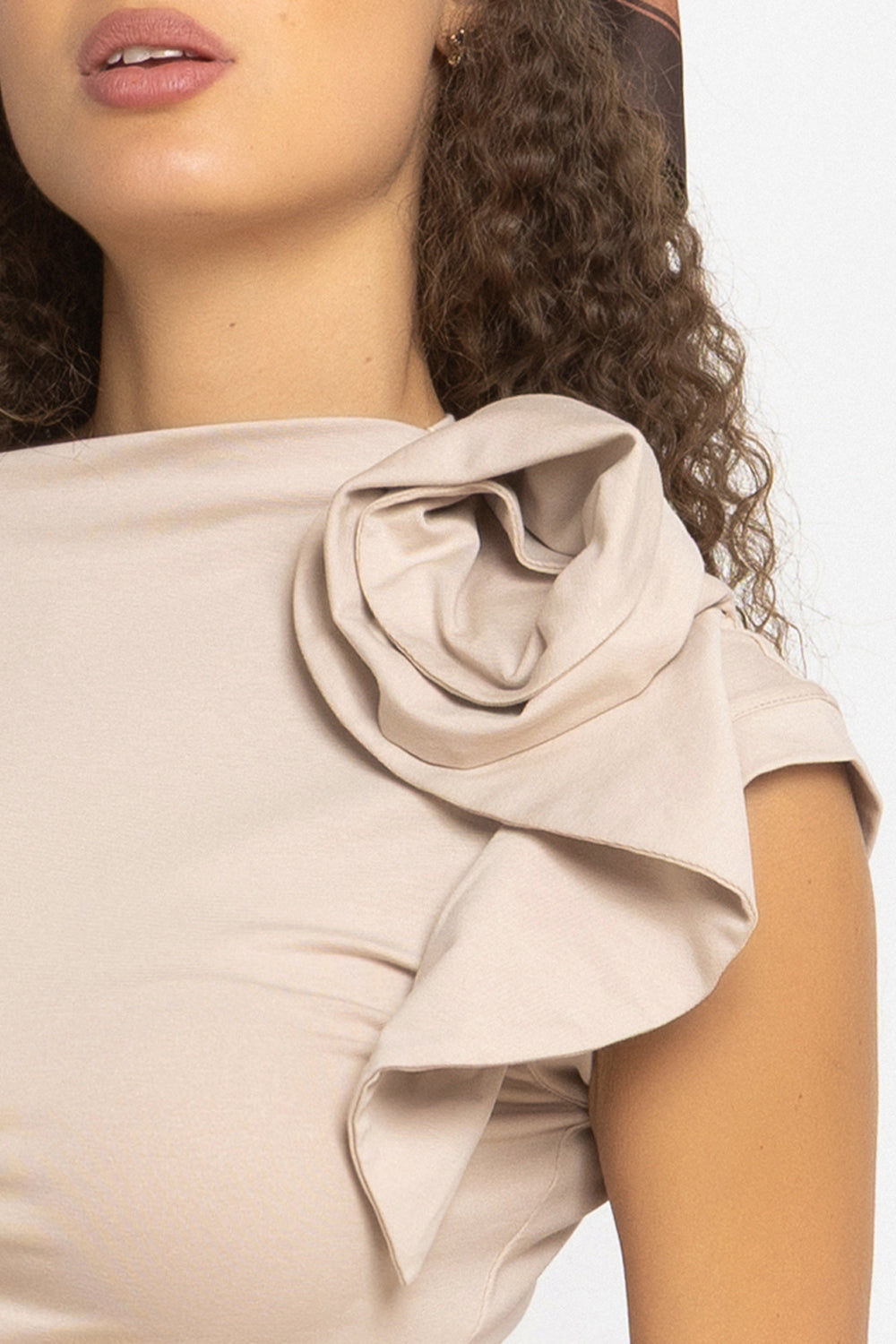 BLOUSE WITH ASYMMETRIC SHOULDER IN BEIGE - ESSENTIALS JIORO БЛУЗА С АСИМЕТРИЧНО РАМО В БЕЖОВО - ESSENTIALS JIORO