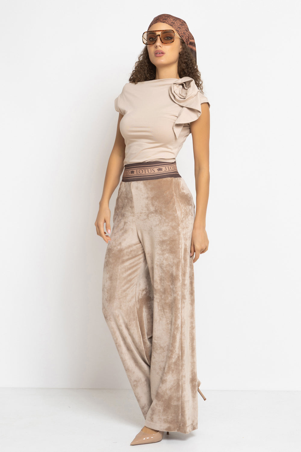 VELVET WIDE-LEG TROUSERS WITH ELASTIC WAIST IN BEIGE - ESSENTIALS JIORO ПАНТАЛОН ОТ КАДИФЕ С ШИРОК КРАЧОЛ И ЛАСТИК В ТАЛИЯ В БЕЖОВО - ESSENTIALS JIORO