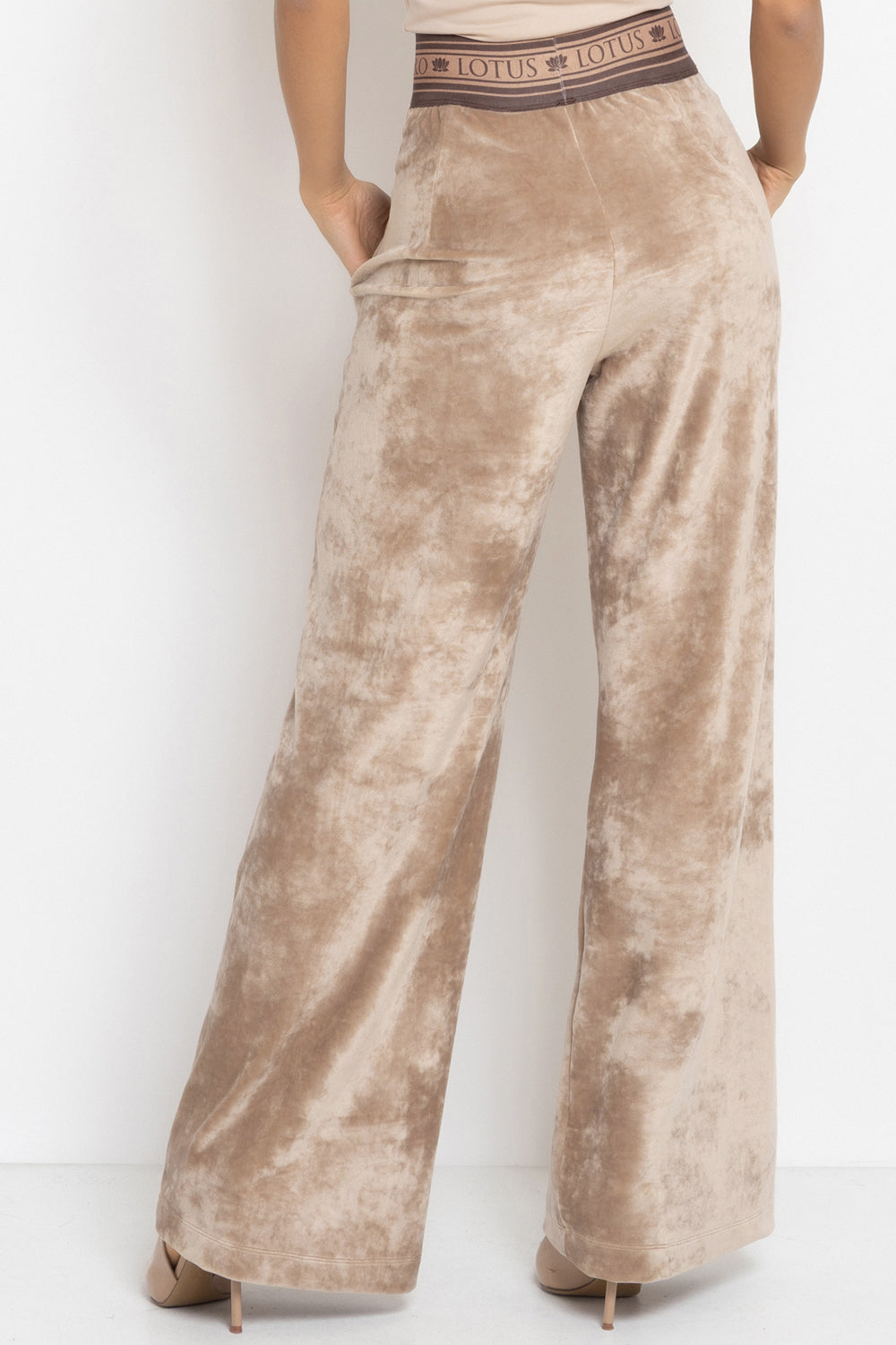 VELVET WIDE-LEG TROUSERS WITH ELASTIC WAIST IN BEIGE - ESSENTIALS JIORO ПАНТАЛОН ОТ КАДИФЕ С ШИРОК КРАЧОЛ И ЛАСТИК В ТАЛИЯ В БЕЖОВО - ESSENTIALS JIORO