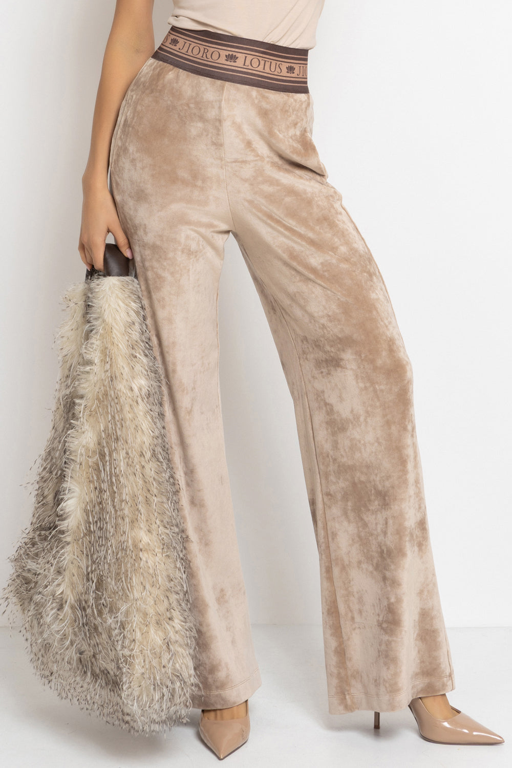 VELVET WIDE-LEG TROUSERS WITH ELASTIC WAIST IN BEIGE - ESSENTIALS JIORO ПАНТАЛОН ОТ КАДИФЕ С ШИРОК КРАЧОЛ И ЛАСТИК В ТАЛИЯ В БЕЖОВО - ESSENTIALS JIORO
