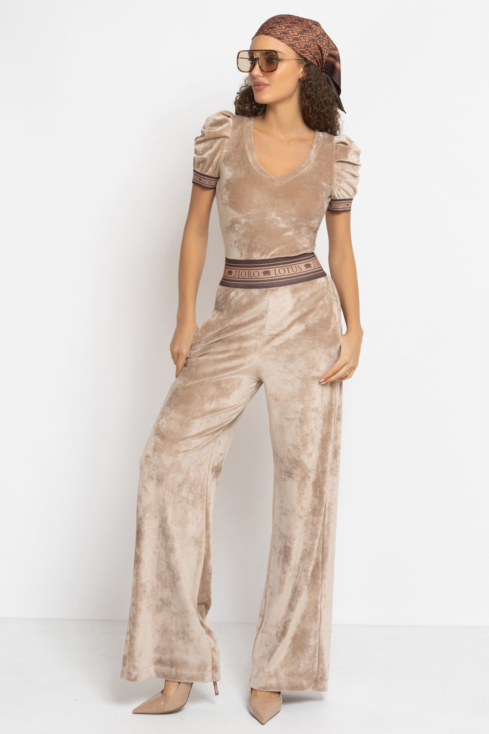 VELVET WIDE-LEG TROUSERS WITH ELASTIC WAIST IN BEIGE - ESSENTIALS JIORO ПАНТАЛОН ОТ КАДИФЕ С ШИРОК КРАЧОЛ И ЛАСТИК В ТАЛИЯ В БЕЖОВО - ESSENTIALS JIORO