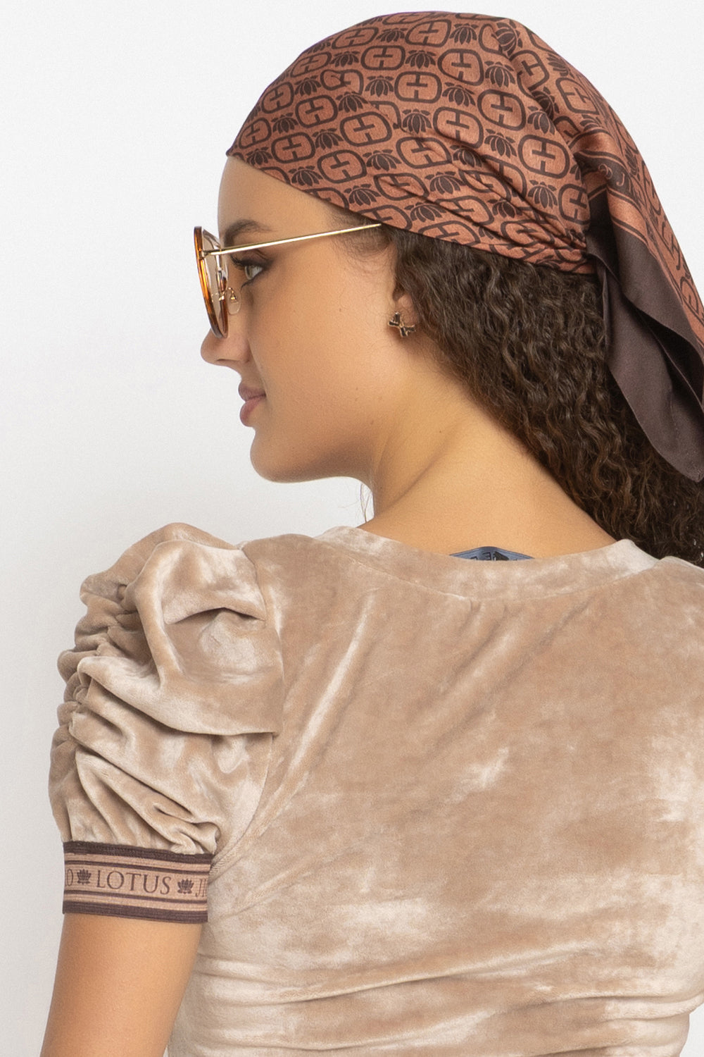 VELVET BLOUSE WITH PUFF SLEEVES AND V-NECKLINE IN BEIGE - ESSENTIALS JIORO БЛУЗА ОТ КАДИФЕ С НАБРАН КЪС РЪКАВ И V ДЕКОЛТЕ В БЕЖОВО - ESSENTIALS JIORO