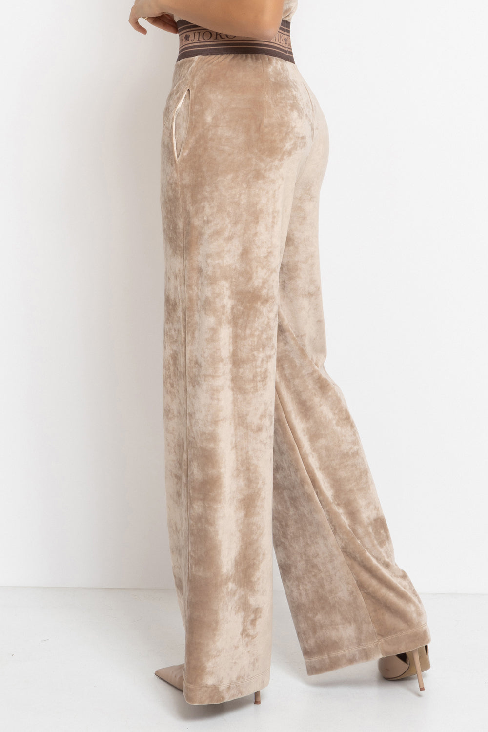 VELVET WIDE-LEG TROUSERS WITH ELASTIC WAIST IN BEIGE - ESSENTIALS JIORO ПАНТАЛОН ОТ КАДИФЕ С ШИРОК КРАЧОЛ И ЛАСТИК В ТАЛИЯ В БЕЖОВО - ESSENTIALS JIORO