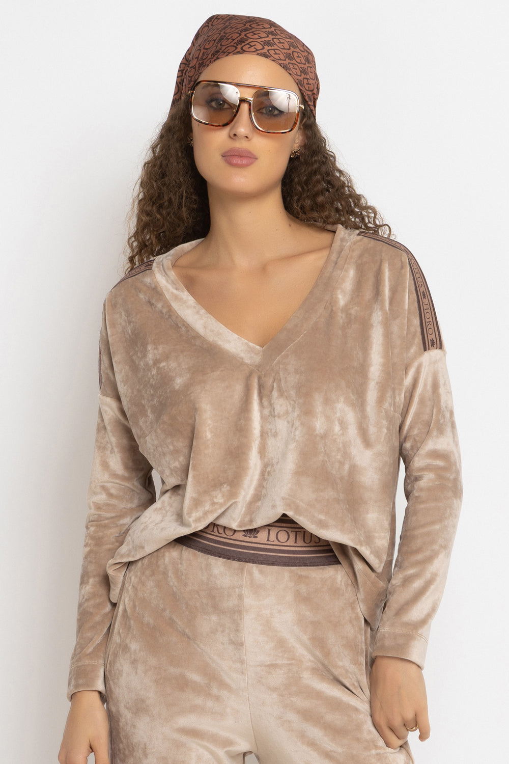 LOOSE SQUARE-CUT VELVET BLOUSE IN BEIGE - ESSENTIALS JIORO СВОБОДНА БЛУЗА ОТ КАДИФЕ В БЕЖОВО - ESSENTIALS JIORO