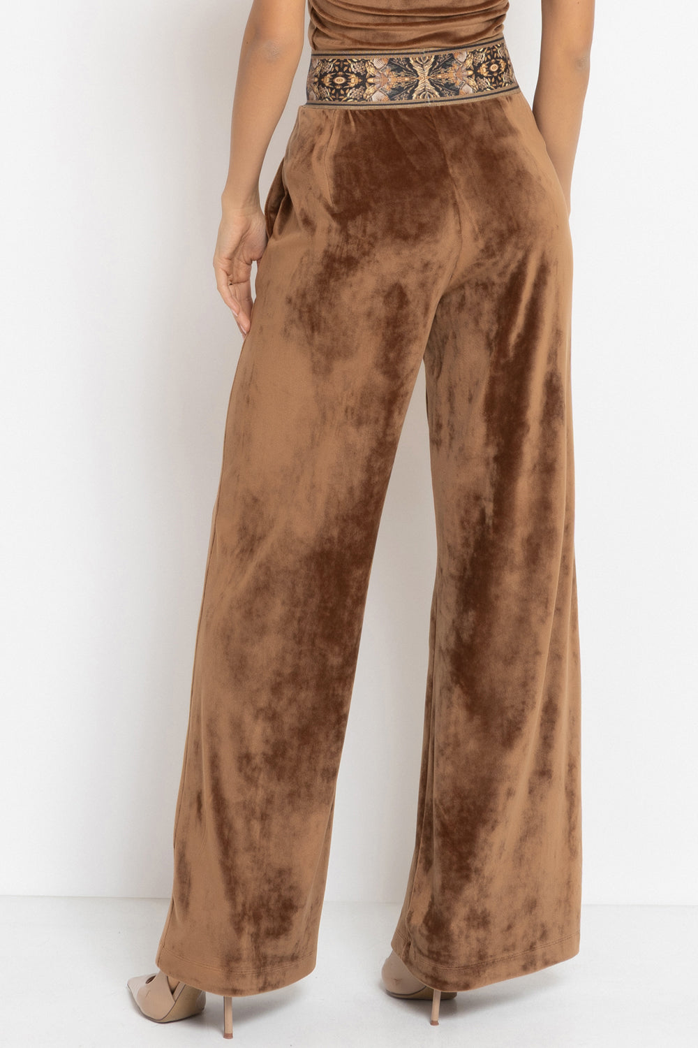 VELVET WIDE-LEG TROUSERS WITH ELASTIC WAIST IN CAMEL - ESSENTIALS JIORO ПАНТАЛОН ОТ КАДИФЕ С ШИРОК КРАЧОЛ И ЛАСТИК В ТАЛИЯ В КАМЕЛ - ESSENTIALS JIORO