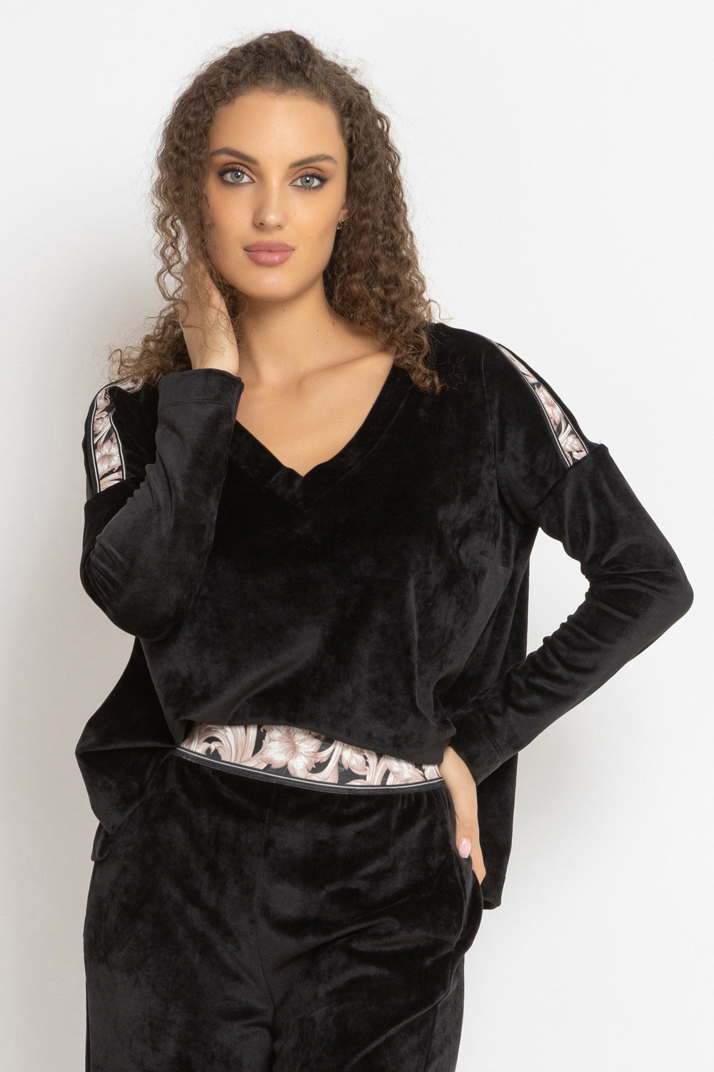 LOOSE SQUARE-CUT VELVET BLOUSE IN BLACK - ESSENTIALS JIORO СВОБОДНА БЛУЗА ОТ КАДИФЕ В ЧЕРНО - ESSENTIALS JIORO