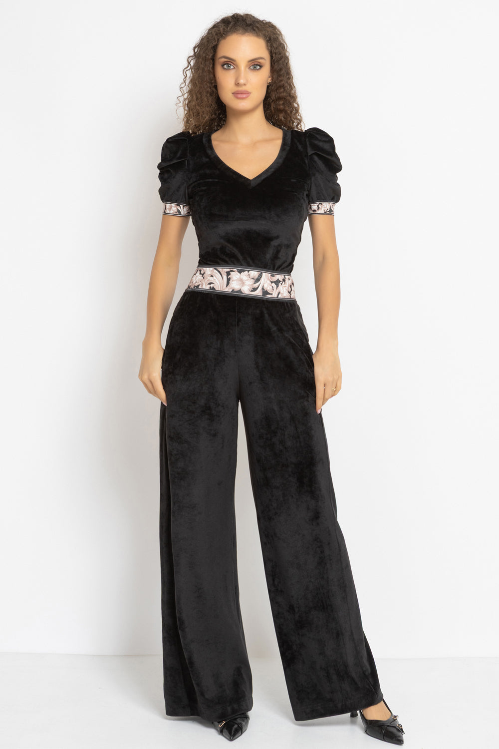 ПАНТАЛОН ОТ КАДИФЕ С ШИРОК КРАЧОЛ И ЛАСТИК В ТАЛИЯ В ЧЕРНО - ESSENTIALS