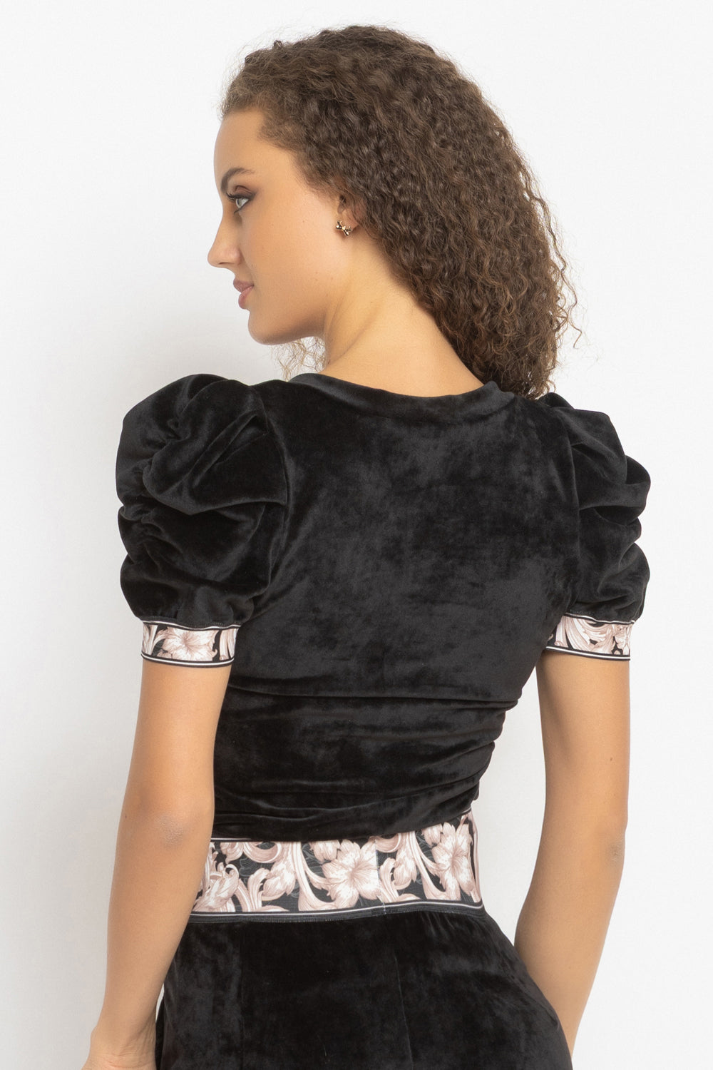VELVET BLOUSE WITH PUFF SLEEVES AND V-NECKLINE IN BLACK - ESSENTIALS JIORO БЛУЗА ОТ КАДИФЕ С НАБРАН КЪС РЪКАВ И V ДЕКОЛТЕ В ЧЕРНО - ESSENTIALS JIORO