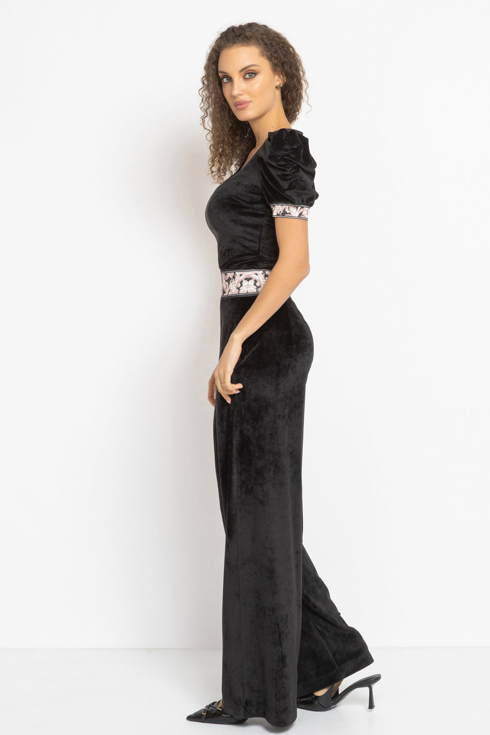 БЛУЗА ОТ КАДИФЕ С НАБРАН КЪС РЪКАВ И V ДЕКОЛТЕ В ЧЕРНО - ESSENTIALS