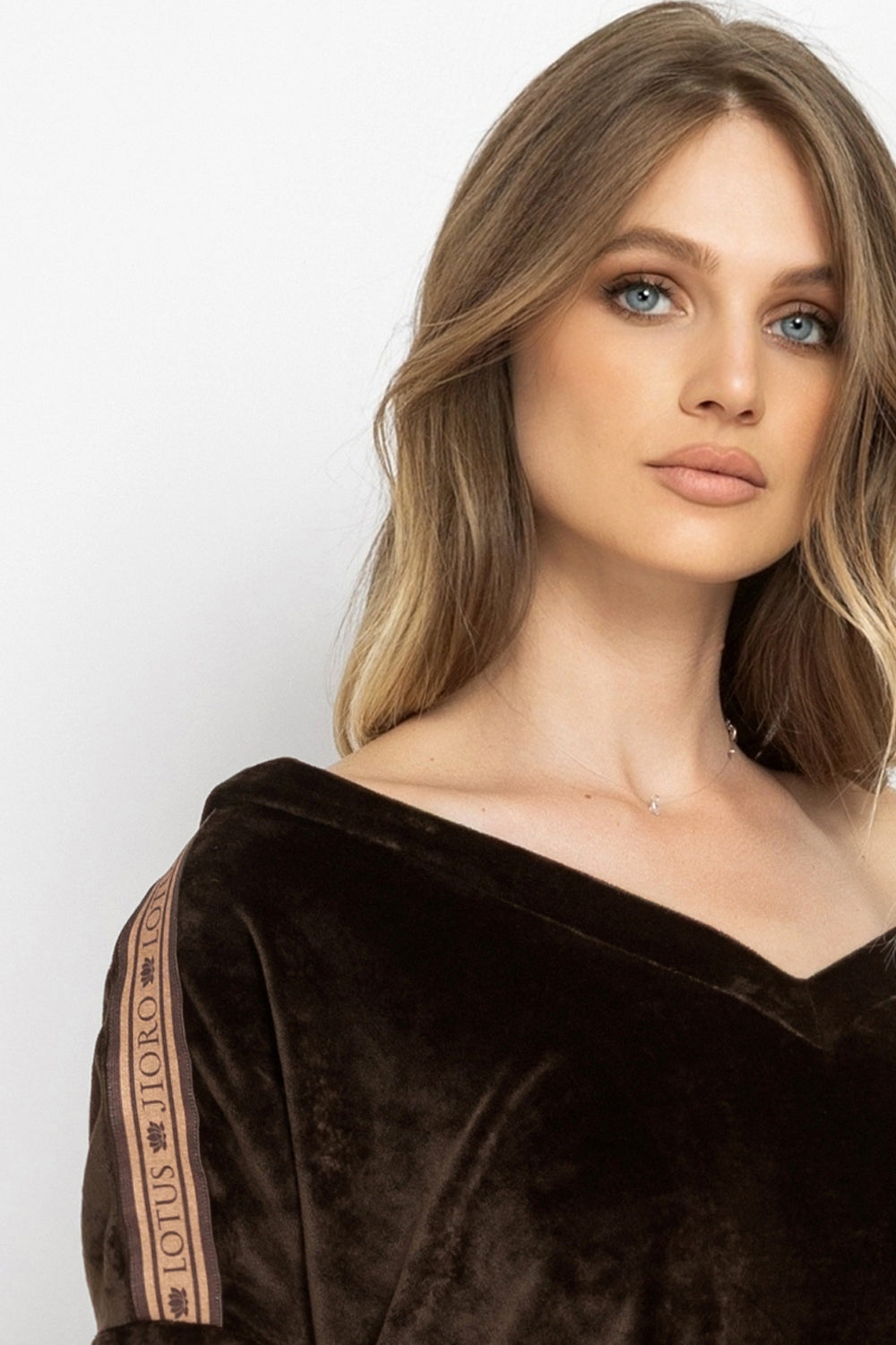 СВОБОДЕН ПЛЮШЕН ТОП В ЦВЯТ ТРЮФЕЛ С ЛОГО КАНТ MOCHA MOUSSE - ESSENTIALS
