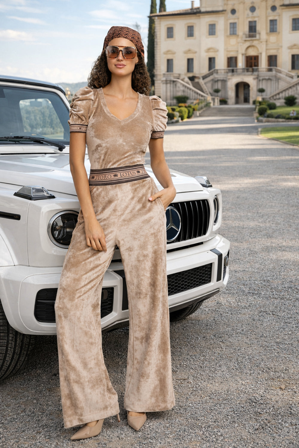 VELVET BLOUSE WITH PUFF SLEEVES AND V-NECKLINE IN BEIGE - ESSENTIALS JIORO БЛУЗА ОТ КАДИФЕ С НАБРАН КЪС РЪКАВ И V ДЕКОЛТЕ В БЕЖОВО - ESSENTIALS JIORO